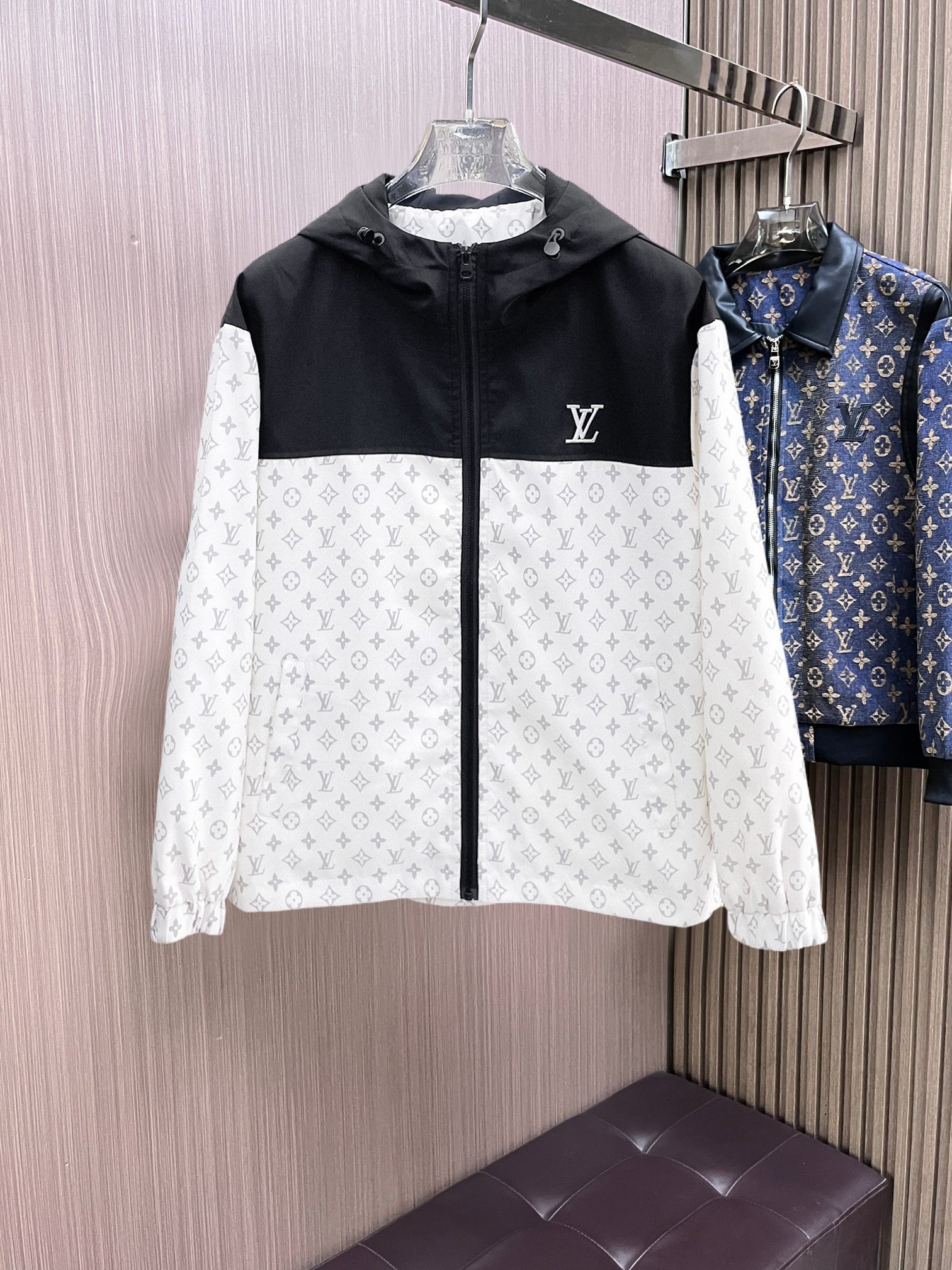 NO:761711,Same style as LV official website, on sale in advance!  2026ss new spring men's jackets, original high-end version with three standards!  With hidden hood, custom-made fabrics at the counter, highly breathable and comfortable, impeccable details, brand element design concept, reflecting high quality. It feels delicate and soft!  It presents a casual cut and the upper body shape is awesome!  Size M～3XL, maximum wear is 195kg.,,louis vuitton,jackets & coats,jackets & coats,hats,19860909LV 官网同款,提前发售！2026ss开春新款男士夹克外套,原单三标齐全高端版本！带隐藏帽,专柜定制面料 透气舒适度高,细节无可挑剔,品牌元素设计理念,体现高品质.手感细腻柔软！呈现休闲裁剪,上身版型超赞！码数M～3XL,最大穿195斤.,,louis vuitton,jackets & coats,jackets & coats,hats,,Men's clothing