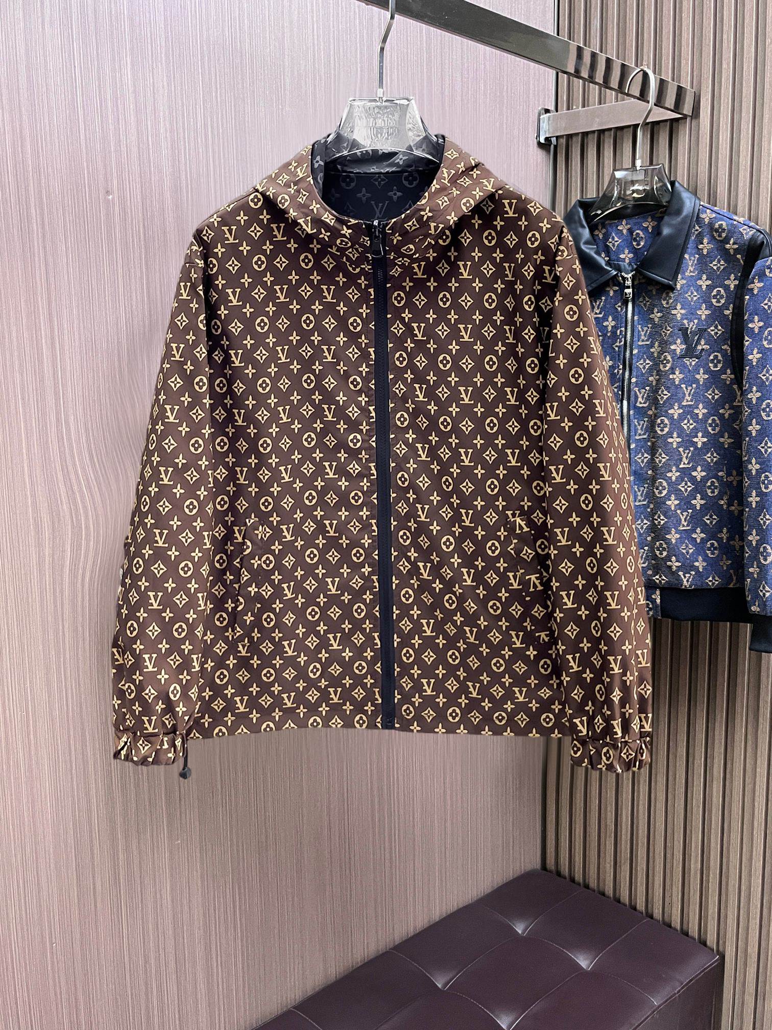 NO:761716,Same style as LV official website, on sale in advance!  2026ss spring new men's reversible jacket, original single and three-label complete high-end version!  With hidden hood, custom-made fabrics at the counter, highly breathable and comfortable, impeccable details, brand element design concept, reflecting high quality. It feels delicate and soft!  It presents a casual cut and the upper body shape is awesome!  Size M～3XL, maximum wear is 195kg.,,louis vuitton,jackets & coats,jackets & coats,hats,19860909LV 官网同款,提前发售！2026ss开春新款男士双面穿夹克外套,原单三标齐全高端版本！带隐藏帽,专柜定制面料 透气舒适度高,细节无可挑剔,品牌元素设计理念,体现高品质.手感细腻柔软！呈现休闲裁剪,上身版型超赞！码数M～3XL,最大穿195斤.,,louis vuitton,jackets & coats,jackets & coats,hats,,Men's clothing