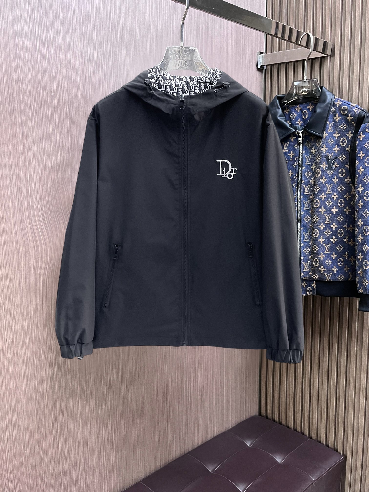 NO:761710,Same style as Dior official website, on sale in advance!  2026ss spring new men's reversible jacket, original single and three-label complete high-end version!  With hidden hood, custom-made fabrics at the counter, highly breathable and comfortable, impeccable details, brand element design concept, reflecting high quality. It feels delicate and soft!  It presents a casual cut and the upper body shape is awesome!  Size M～3XL, maximum wearing capacity is 195 catties.,,dior,jackets & coats,jackets & coats,hats,19860909迪奥 官网同款,提前发售！2026ss开春新款男士双面穿夹克外套,原单三标齐全高端版本！带隐藏帽,专柜定制面料 透气舒适度高,细节无可挑剔,品牌元素设计理念,体现高品质.手感细腻柔软！呈现休闲裁剪,上身版型超赞！码数M～3XL,最大穿195斤.,,dior,jackets & coats,jackets & coats,hats,,Men's clothing