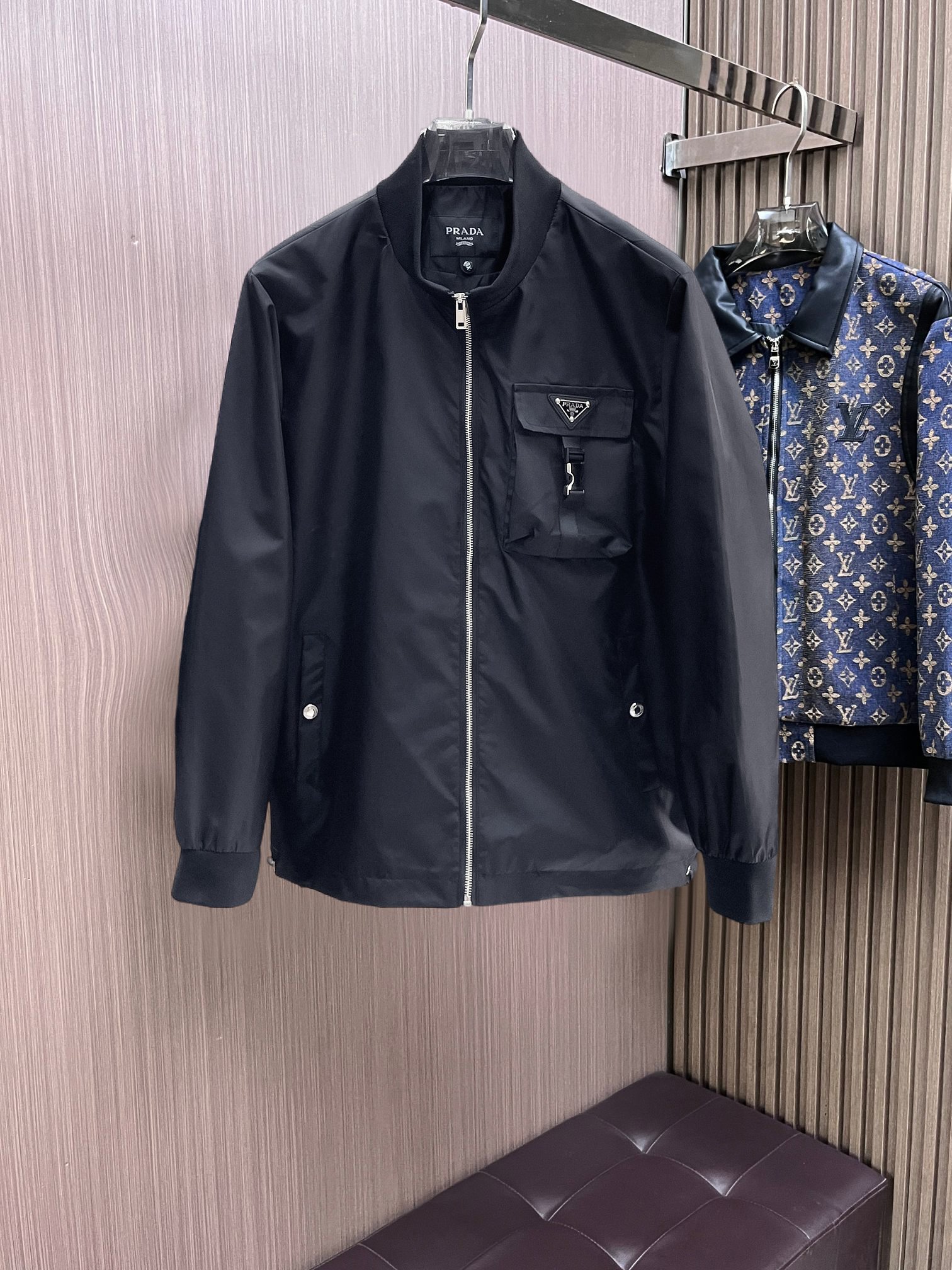 NO:761719,Same style as Prada official website, on sale in advance!  2026ss new spring men's jackets, original high-end version with three standards!  With hidden hood, custom-made fabrics at the counter, highly breathable and comfortable, impeccable details, brand element design concept, reflecting high quality. It feels delicate and soft!  It presents a casual cut and the upper body shape is awesome!  Size M～3XL, maximum wearing capacity is 195 catties.,,prada,jackets & coats,jackets & coats,hats,19860909普拉达 官网同款,提前发售！2026ss开春新款男士夹克外套,原单三标齐全高端版本！带隐藏帽,专柜定制面料 透气舒适度高,细节无可挑剔,品牌元素设计理念,体现高品质.手感细腻柔软！呈现休闲裁剪,上身版型超赞！码数M～3XL,最大穿195斤.,,prada,jackets & coats,jackets & coats,hats,,Men's clothing