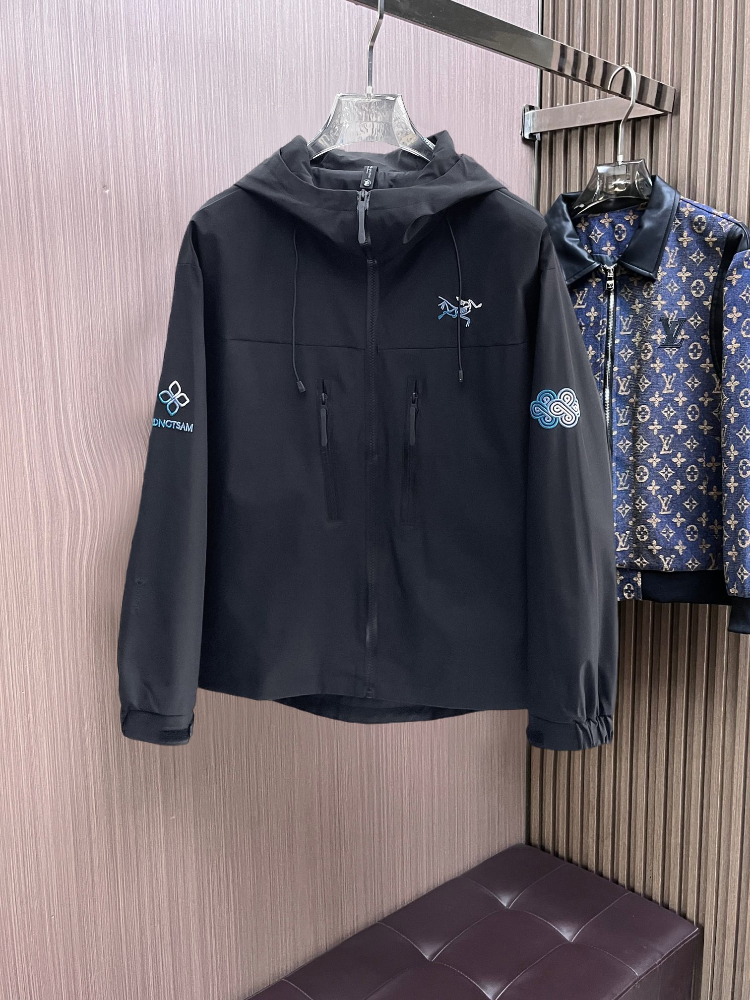 NO:761721,Same style as Arc’teryx official website, on sale in advance!  2026ss new spring men's jackets, original high-end version with three standards!  With hidden hood, custom-made fabrics at the counter, highly breathable and comfortable, impeccable details, brand element design concept, reflecting high quality. It feels delicate and soft!  It presents a casual cut and the upper body shape is awesome!  Size M～3XL, maximum wearing capacity is 195 catties.,arc'teryx,jackets & coats,jackets & coats,hats,19860909始祖鸟 官网同款,提前发售！2026ss开春新款男士夹克外套,原单三标齐全高端版本！带隐藏帽,专柜定制面料 透气舒适度高,细节无可挑剔,品牌元素设计理念,体现高品质.手感细腻柔软！呈现休闲裁剪,上身版型超赞！码数M～3XL,最大穿195斤.,arc'teryx,jackets & coats,jackets & coats,hats,,Men's clothing