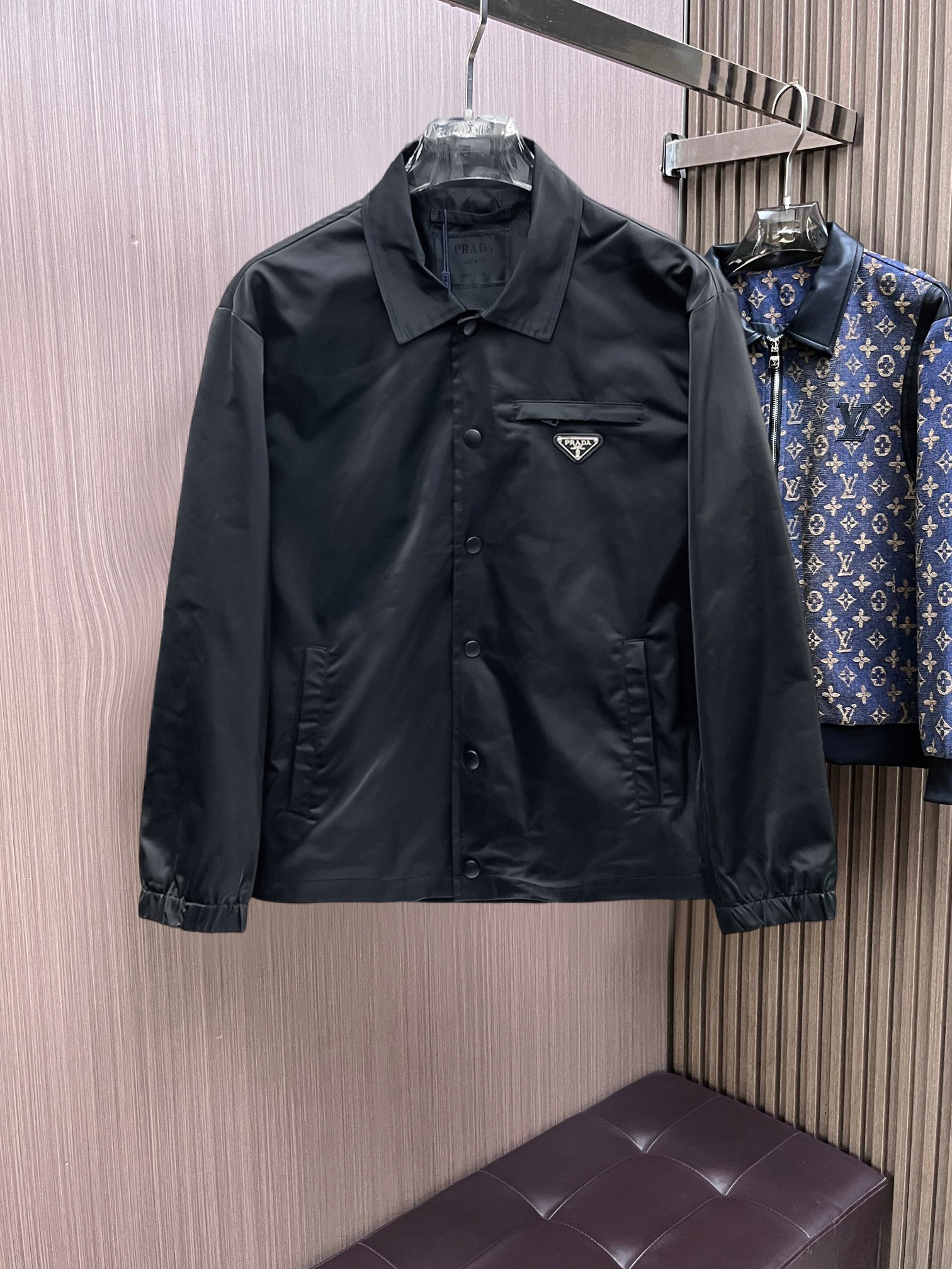 NO:761723,Same style as Prada official website, on sale in advance!  2026ss new spring men's jackets, original high-end version with three standards!  With hidden hood, custom-made fabrics at the counter, highly breathable and comfortable, impeccable details, brand element design concept, reflecting high quality. It feels delicate and soft!  It presents a casual cut and the upper body shape is awesome!  Size M～3XL, maximum wearing capacity is 195 catties.,,prada,jackets & coats,jackets & coats,hats,19860909普拉达 官网同款,提前发售！2026ss开春新款男士夹克外套,原单三标齐全高端版本！带隐藏帽,专柜定制面料 透气舒适度高,细节无可挑剔,品牌元素设计理念,体现高品质.手感细腻柔软！呈现休闲裁剪,上身版型超赞！码数M～3XL,最大穿195斤.,,prada,jackets & coats,jackets & coats,hats,,Men's clothing