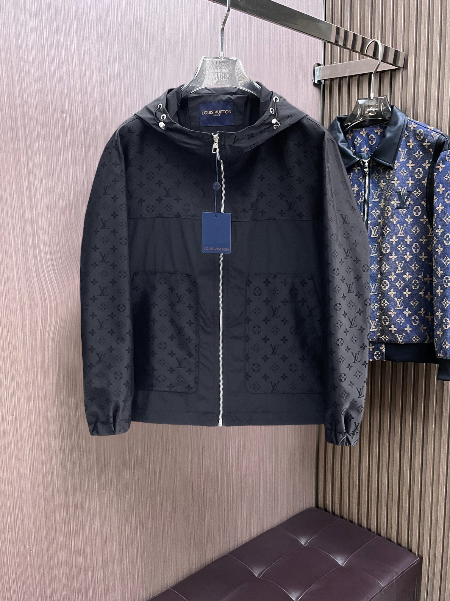 NO:761727,Same style as LV official website, on sale in advance!  2026ss new spring men's jackets, original high-end version with three standards!  With hidden hood, custom-made fabrics at the counter, highly breathable and comfortable, impeccable details, brand element design concept, reflecting high quality. It feels delicate and soft!  It presents a casual cut and the upper body shape is awesome!  Size M～3XL, maximum wear is 195kg.,,louis vuitton,jackets & coats,jackets & coats,hats,19860909LV 官网同款,提前发售！2026ss开春新款男士夹克外套,原单三标齐全高端版本！带隐藏帽,专柜定制面料 透气舒适度高,细节无可挑剔,品牌元素设计理念,体现高品质.手感细腻柔软！呈现休闲裁剪,上身版型超赞！码数M～3XL,最大穿195斤.,,louis vuitton,jackets & coats,jackets & coats,hats,,Men's clothing