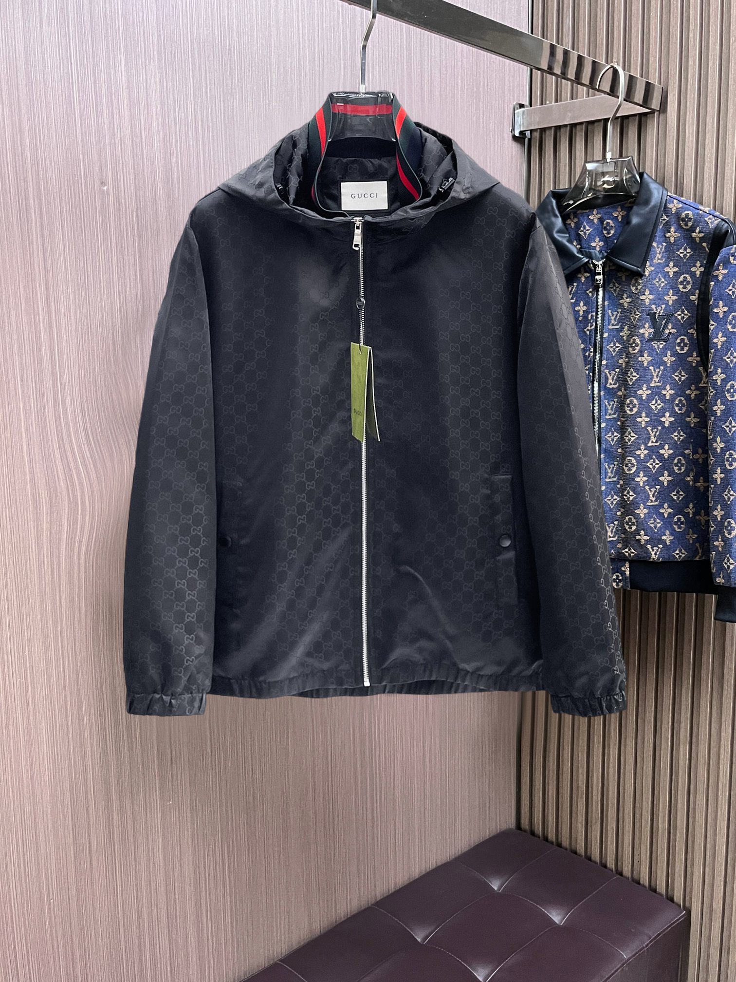 NO:761735,Same style as Gucci official website, on sale in advance!  2026ss new spring men's jackets, original high-end version with three standards!  With hidden hood, custom-made fabrics at the counter, highly breathable and comfortable, impeccable details, brand element design concept, reflecting high quality. It feels delicate and soft!  It presents a casual cut and the upper body shape is awesome!  Size M～3XL, maximum wearing capacity is 195 catties.,,jackets & coats,jackets & coats,hats,19860909古奇 官网同款,提前发售！2026ss开春新款男士夹克外套,原单三标齐全高端版本！带隐藏帽,专柜定制面料 透气舒适度高,细节无可挑剔,品牌元素设计理念,体现高品质.手感细腻柔软！呈现休闲裁剪,上身版型超赞！码数M～3XL,最大穿195斤.,,jackets & coats,jackets & coats,hats,,Men's clothing