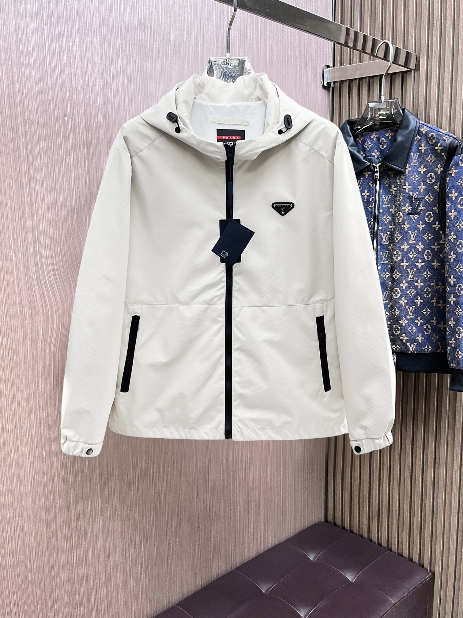 NO:761743,Same style as Prada official website, on sale in advance!  2026ss new spring men's jackets, original high-end version with three standards!  With hidden hood, custom-made fabrics at the counter, highly breathable and comfortable, impeccable details, brand element design concept, reflecting high quality. It feels delicate and soft!  It presents a casual cut and the upper body shape is awesome!  Size M～3XL, maximum wearing capacity is 195 catties.,,prada,jackets & coats,jackets & coats,hats,19860909普拉达 官网同款,提前发售！2026ss开春新款男士夹克外套,原单三标齐全高端版本！带隐藏帽,专柜定制面料 透气舒适度高,细节无可挑剔,品牌元素设计理念,体现高品质.手感细腻柔软！呈现休闲裁剪,上身版型超赞！码数M～3XL,最大穿195斤.,,prada,jackets & coats,jackets & coats,hats,,Men's clothing