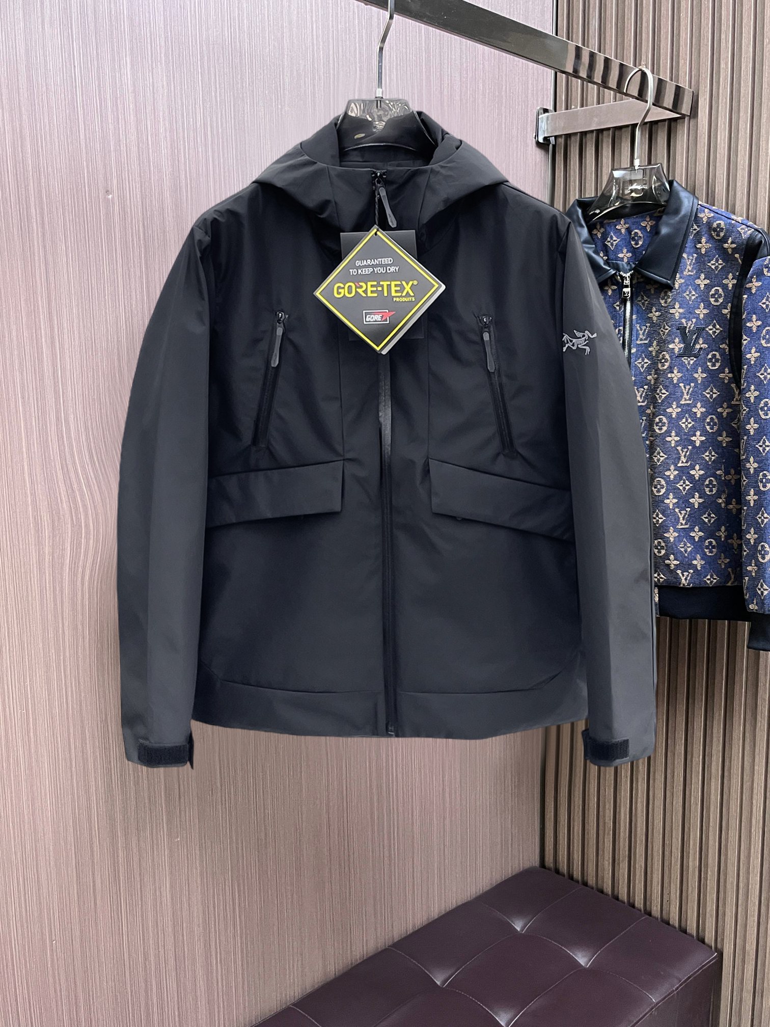 NO:761749,Same style as Arc’teryx official website, on sale in advance!  2026ss new spring men's jackets, original high-end version with three standards!  With hidden hood, custom-made fabrics at the counter, highly breathable and comfortable, impeccable details, brand element design concept, reflecting high quality. It feels delicate and soft!  It presents a casual cut and the upper body shape is awesome!  Size M～3XL, maximum wearing capacity is 195 catties.,arc'teryx,jackets & coats,jackets & coats,hats,19860909始祖鸟 官网同款,提前发售！2026ss开春新款男士夹克外套,原单三标齐全高端版本！带隐藏帽,专柜定制面料 透气舒适度高,细节无可挑剔,品牌元素设计理念,体现高品质.手感细腻柔软！呈现休闲裁剪,上身版型超赞！码数M～3XL,最大穿195斤.,arc'teryx,jackets & coats,jackets & coats,hats,,Men's clothing