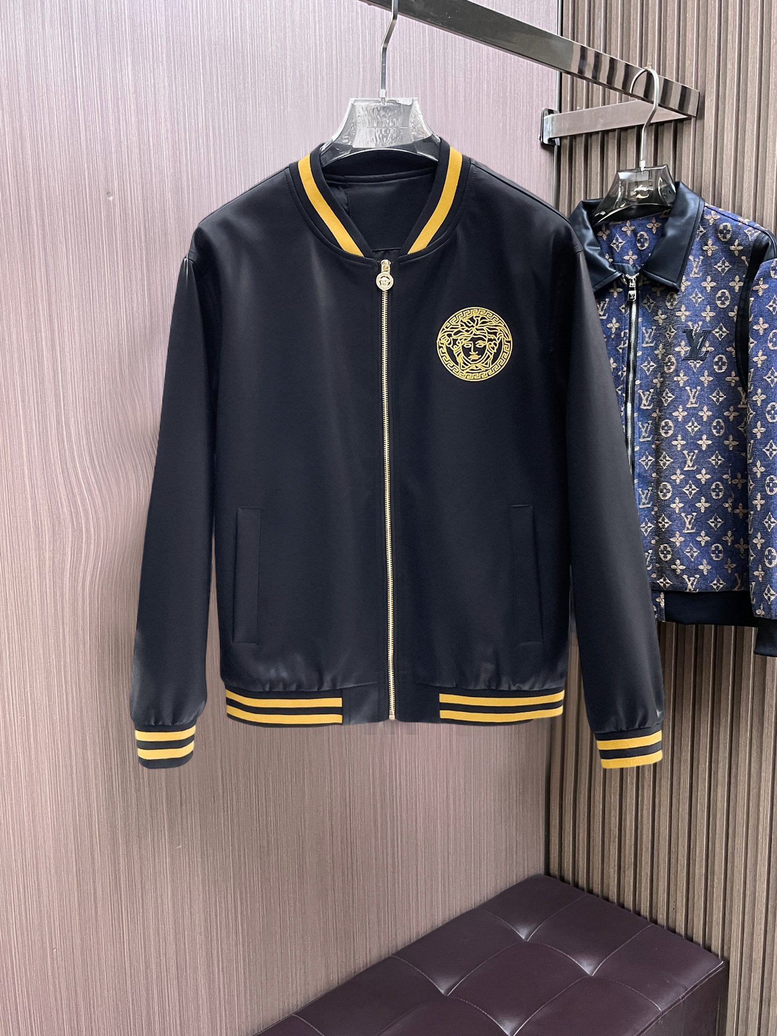 NO:761767,Same style as Versace's official website, complete with three labels, on sale in advance. 2026ss new spring men's leather jacket, reversible original single with three labels, high-end version. Custom-made fabrics at the counter. Highly breathable and comfortable, impeccable details, brand element design concept, reflecting high quality. Delicate and soft feel. Casual tailoring, excellent upper body size. Size M~3XL, maximum wear 195 catties, versace, jackets & coats, jackets & coats, leather.  jacket,19860909范思哲 官网同款,三标齐全,提前发售 2026ss开春新款男士皮衣夹克外套,双面穿原单三标齐全高端版本 专柜定制面料 透气舒适度高,细节无可挑剔,品牌元素设计理念,体现高品质.手感细腻柔软 呈现休闲裁剪,上身版型超赞 码数M～3XL,最大穿195斤,,versace,jackets & coats,jackets & coats,leather jacket,,Men's clothing