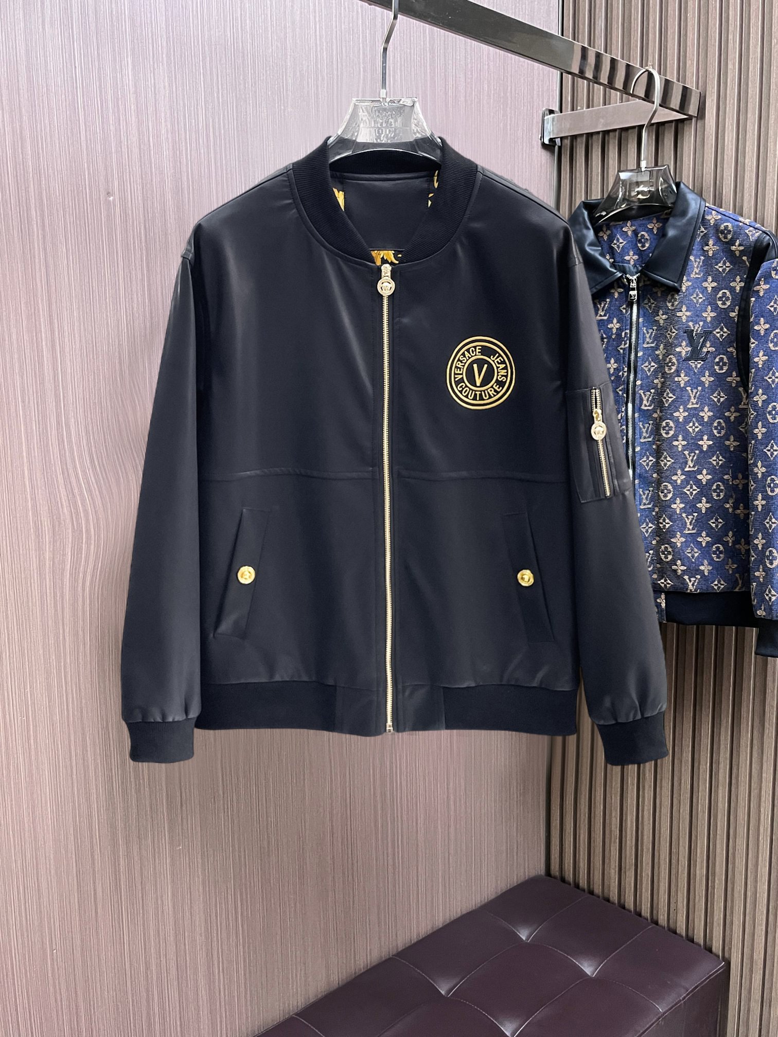 NO:761761,Versace official website same style, complete with three labels, sold in advance 2026ss spring new men's leather jacket, reversible original single with three labels, high-end version. Custom-made fabrics at the counter. Highly breathable and comfortable, impeccable details, brand element design concept, reflecting high quality. Delicate and soft feel. Casual tailoring, excellent upper body size. Size M~3XL, maximum wear 195 catties, versace, jackets & coats, jackets & coats, leather  jacket,19860909范思哲官网同款,三标齐全,提前发售 2026ss开春新款男士皮衣夹克外套,双面穿原单三标齐全高端版本 专柜定制面料 透气舒适度高,细节无可挑剔,品牌元素设计理念,体现高品质.手感细腻柔软 呈现休闲裁剪,上身版型超赞 码数M～3XL,最大穿195斤,,versace,jackets & coats,jackets & coats,leather jacket,,Men's clothing