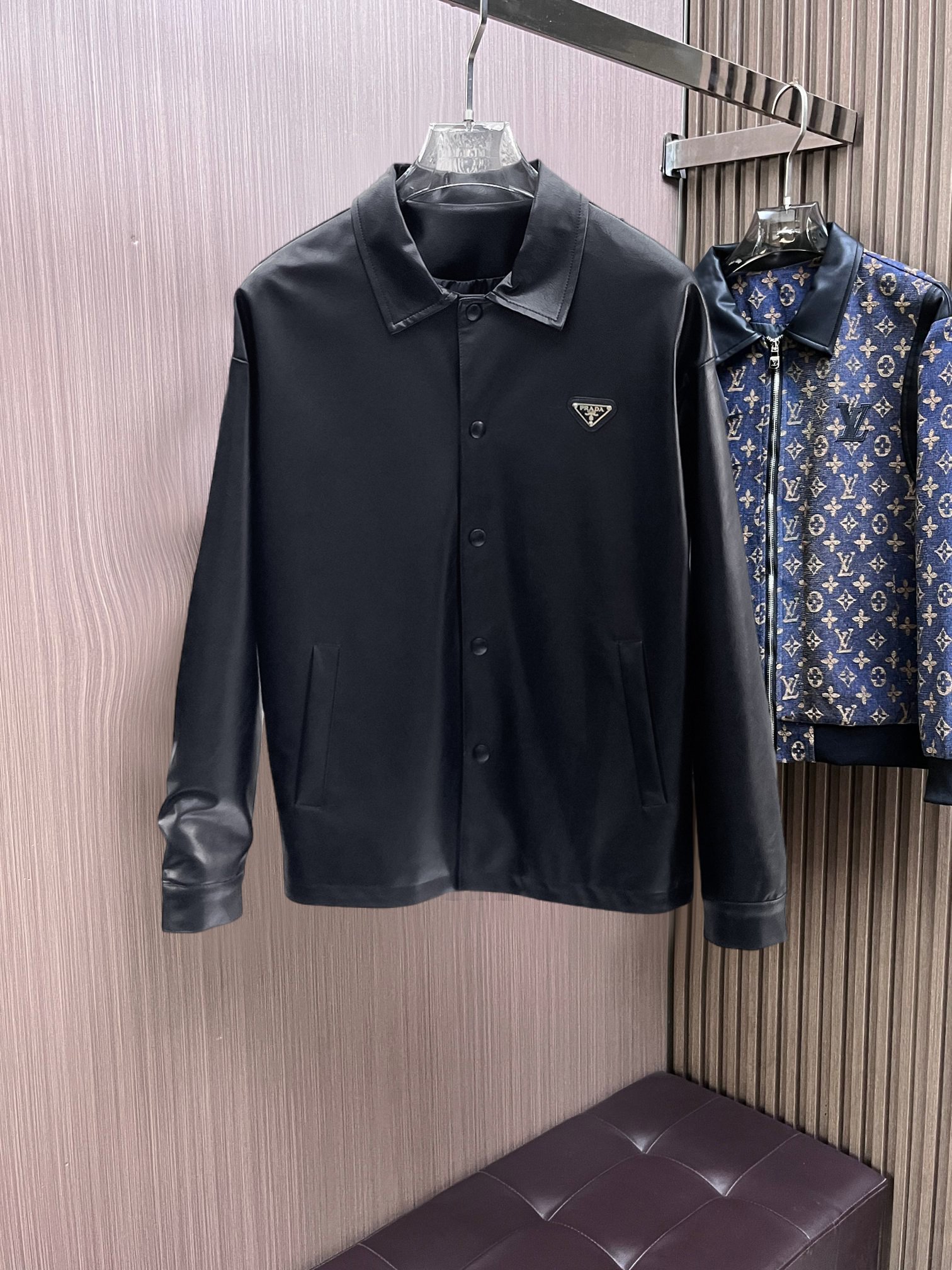 NO:761755,The same model from the Prada official website, complete with three labels, sold in advance. 2026ss new spring men's leather jacket, reversible original single with three labels, high-end version. Custom-made fabrics at the counter. Highly breathable and comfortable, impeccable details, brand element design concept, reflecting high quality. Delicate and soft feel. Casual tailoring, excellent upper body shape. Size M~3XL, maximum wear 195 catties,, prada, jackets & coats, jackets & coats, leather jacket,19860909普拉达官网同款,三标齐全,提前发售 2026ss开春新款男士皮衣夹克外套,双面穿原单三标齐全高端版本 专柜定制面料 透气舒适度高,细节无可挑剔,品牌元素设计理念,体现高品质.手感细腻柔软 呈现休闲裁剪,上身版型超赞 码数M～3XL,最大穿195斤,,prada,jackets & coats,jackets & coats,leather jacket,,Men's clothing