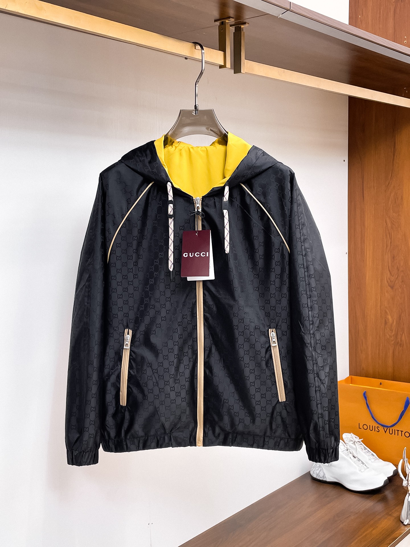 NO:937737,The same style as on the Gucci official website, complete with three labels, sold in advance. 2026ss new men's jacket for autumn, high-end version with complete three labels of the original order. Custom-made fabrics at the counter. Highly breathable and comfortable, impeccable details, brand element design concept, reflecting high quality. Delicate and soft feel. Casual tailoring, excellent upper body shape. Size M～3XL, maximum weight,,jackets & coats,jackets & coats,19860909古奇官网同款,三标齐全,提前发售 2026ss开秋新款男士夹克外套,原单三标齐全高端版本 专柜定制面料 透气舒适度高,细节无可挑剔,品牌元素设计理念,体现高品质.手感细腻柔软 呈现休闲裁剪,上身版型超赞 码数M～3XL,最大穿斤,,jackets & coats,jackets & coats,,Men's clothing