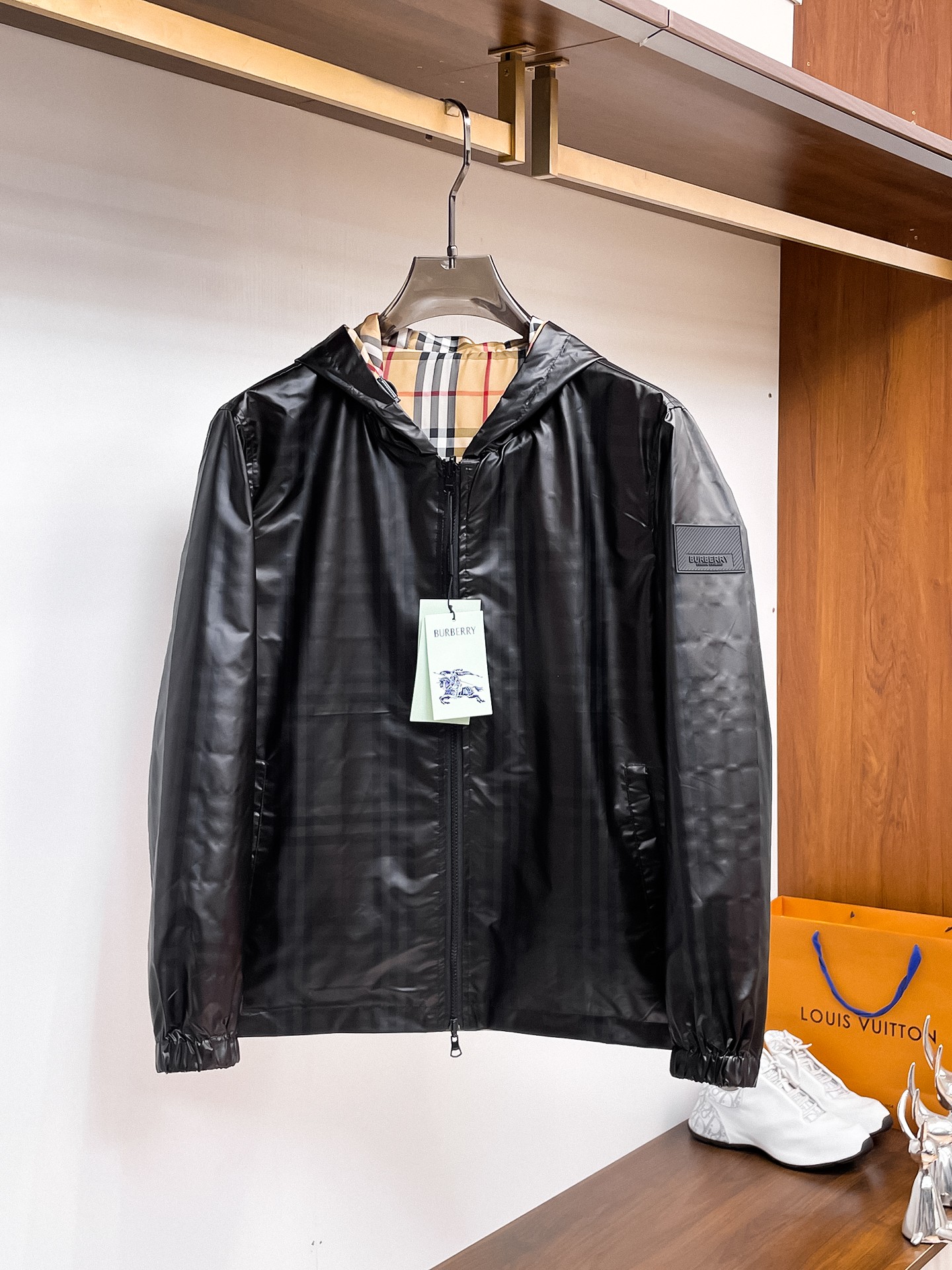 NO:937723,The same model on Burberry's official website, complete with three labels, on sale in advance. 2026ss new autumn men's reversible jacket, original single with three labels, high-end version. Custom-made fabrics at the counter. Highly breathable and comfortable, impeccable details, brand element design concept, reflecting high quality. Delicate and soft feel. Casual tailoring, excellent upper body shape. Size M~3XL, maximum weight,,burberry,jackets & coats,jackets & coats,19860909巴宝莉官网同款,三标齐全,提前发售 2026ss开秋新款男士双面穿夹克外套,原单三标齐全高端版本 专柜定制面料 透气舒适度高,细节无可挑剔,品牌元素设计理念,体现高品质.手感细腻柔软 呈现休闲裁剪,上身版型超赞 码数M～3XL,最大穿斤,,burberry,jackets & coats,jackets & coats,,Men's clothing