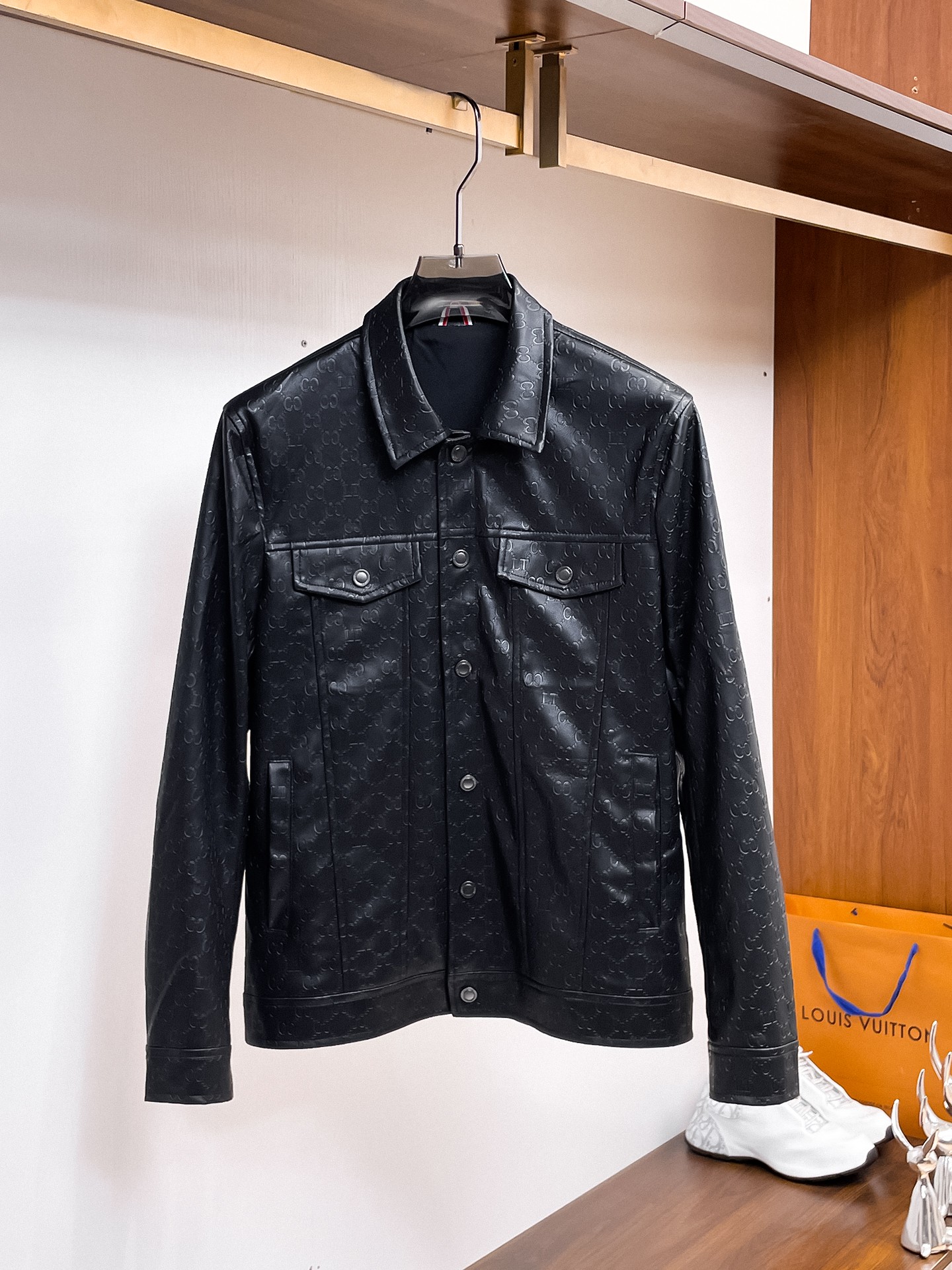NO:937742,Gucci 2026 Autumn Leather Counter's new casual fashion jacket. Super avant-garde design style. Delicate and comfortable. Very light to wear and not easy to wrinkle. Multiple craftsmanship. The overall design is quite visual. The upper body is casual and stylish, with a certain degree of stiffness. It is definitely recommended for the temperament at the forefront of fashion. It is a must-have for urban leisure. Size M-XXXL (175 140 catties wears L and the maximum wear is 200 catties), jackets & coats, leather jacket,19860909古奇 2026开秋皮衣专柜新款休闲时尚夹克 超前卫设计风格 细腻舒适 穿着非常轻便不易起皱.多重重工艺 整体的设计颇具视觉感,上身休闲有型,有一定的挺括度,绝对走在时尚最尖端的气质感推荐,都市休闲必备.尺码 M-XXXL(175 140斤穿L 最大穿200斤),,jackets & coats,leather jacket,,Men's clothing