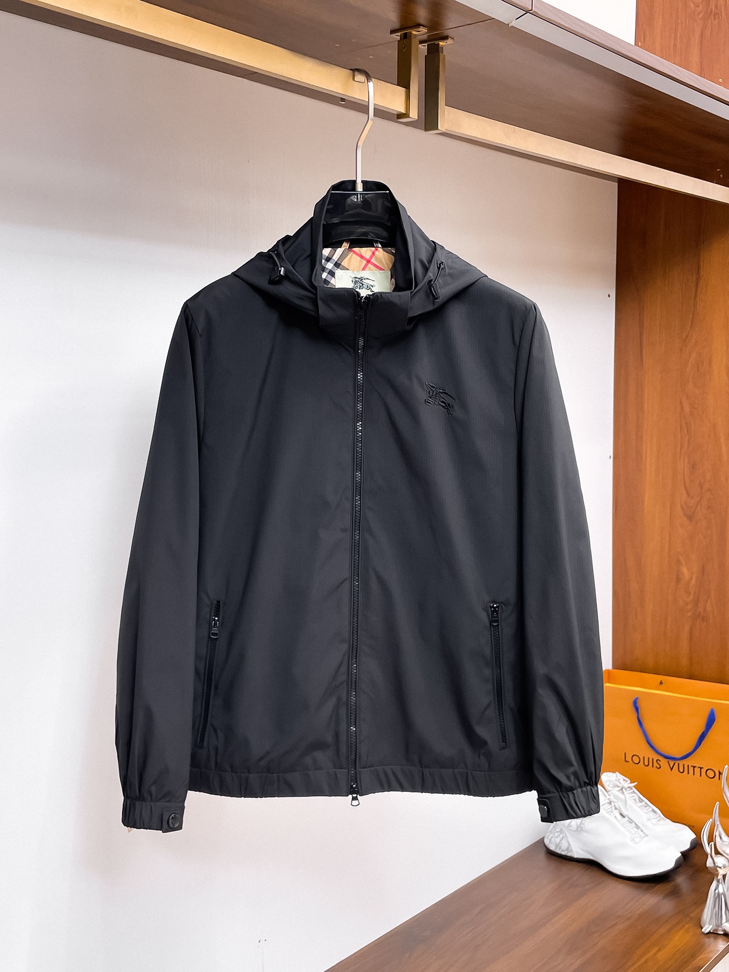 NO:937726,The same model on Burberry's official website, complete with three labels, on sale in advance. 2026ss new men's jacket for autumn, high-end version with complete three labels of the original order. Custom-made fabrics at the counter. Highly breathable and comfortable, impeccable details, brand element design concept, reflecting high quality. Delicate and soft feel. Casual tailoring, excellent upper body shape. Size M～3XL, maximum weight,,burberry,jackets & coats,jackets & coats,19860909巴宝莉官网同款,三标齐全,提前发售 2026ss开秋新款男士夹克外套,原单三标齐全高端版本 专柜定制面料 透气舒适度高,细节无可挑剔,品牌元素设计理念,体现高品质.手感细腻柔软 呈现休闲裁剪,上身版型超赞 码数M～3XL,最大穿斤,,burberry,jackets & coats,jackets & coats,,Men's clothing