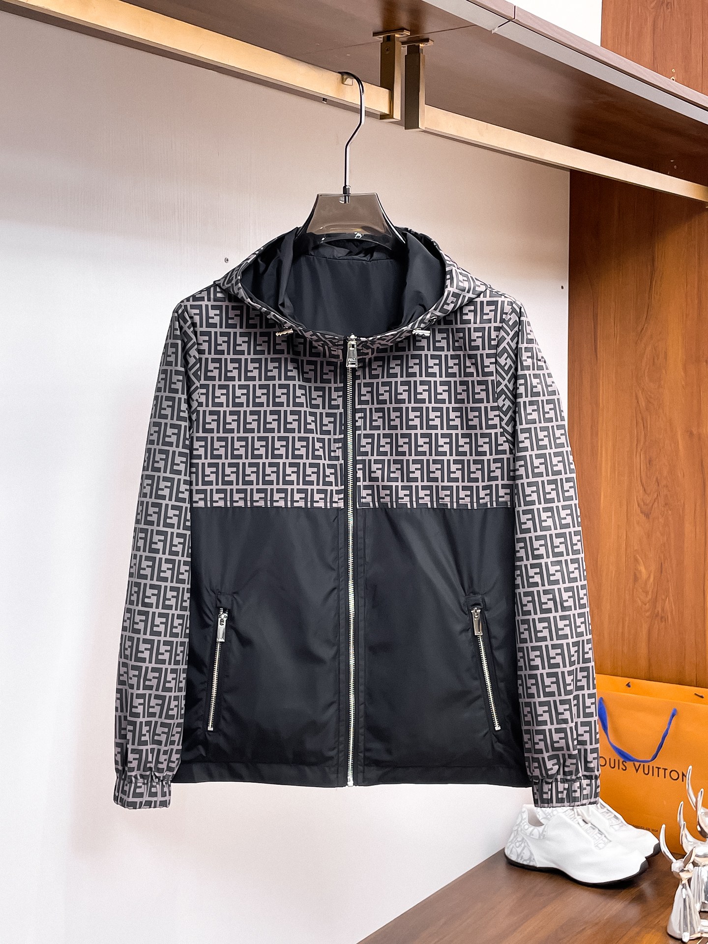 NO:937729,Same style as Fendi official website, complete with three labels, on sale in advance. 2026ss new autumn men's reversible jacket, original single with three labels, high-end version. Custom-made fabrics at the counter. Highly breathable and comfortable, impeccable details, brand element design concept, reflecting high quality. Delicate and soft feel. Casual tailoring, excellent upper body shape. Size M～3XL, maximum weight,,fendi,jackets & coats,jackets & coats,19860909芬迪官网同款,三标齐全,提前发售 2026ss开秋新款男士双面穿夹克外套,原单三标齐全高端版本 专柜定制面料 透气舒适度高,细节无可挑剔,品牌元素设计理念,体现高品质.手感细腻柔软 呈现休闲裁剪,上身版型超赞 码数M～3XL,最大穿斤,,fendi,jackets & coats,jackets & coats,,Men's clothing
