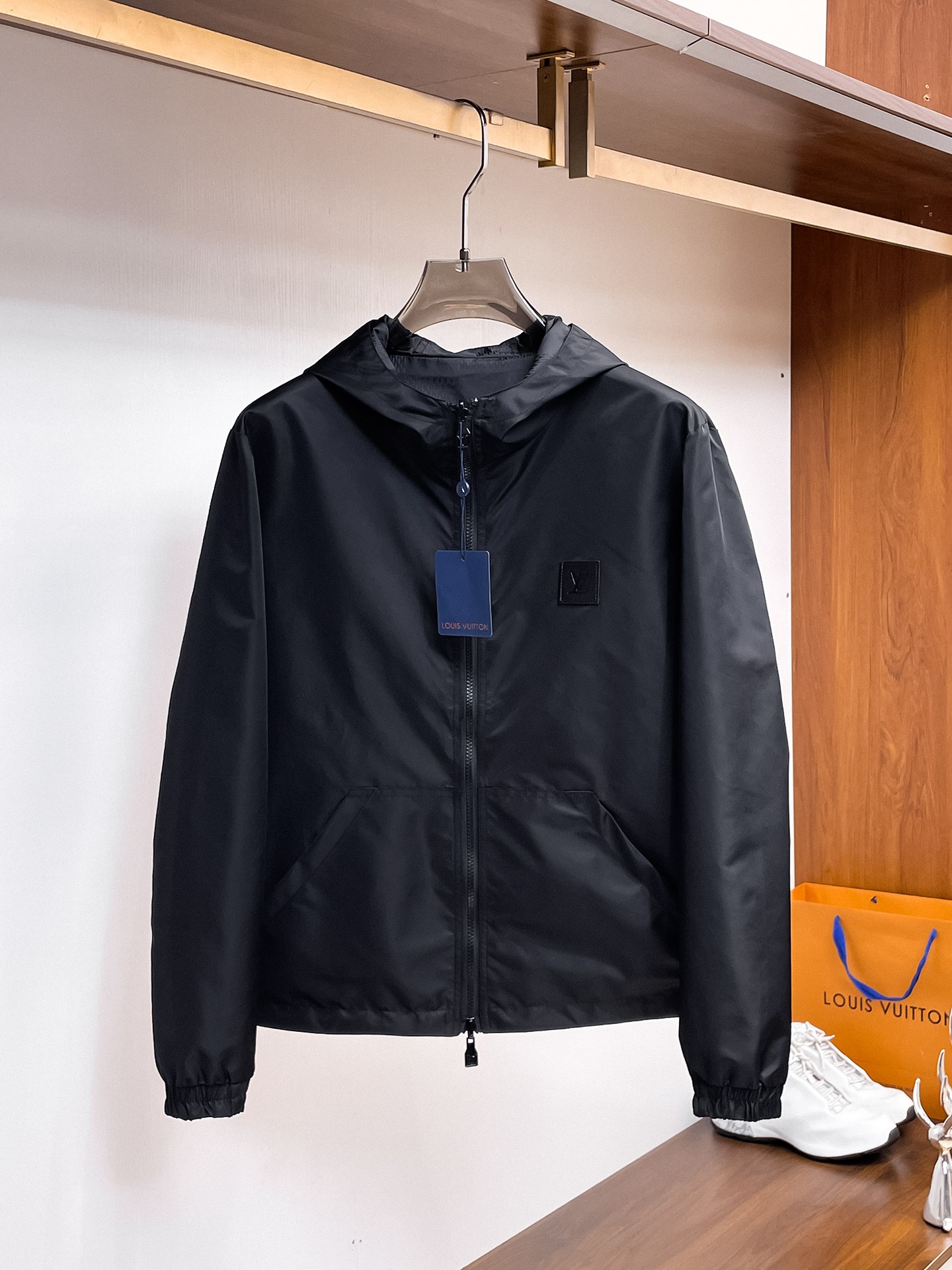 NO:937739,The same style on the LV official website, complete with three labels, on sale in advance. 2026ss new autumn men's reversible jacket, original single with three labels, high-end version. Custom-made fabrics at the counter. Highly breathable and comfortable, impeccable details, brand element design concept, reflecting high quality. Delicate and soft feel. Casual tailoring, excellent upper body shape. Size M～3XL, maximum weight, Louis Vuitton, jackets & coats,jackets & coats,19860909LV官网同款,三标齐全,提前发售 2026ss开秋新款男士双面穿夹克外套,原单三标齐全高端版本 专柜定制面料 透气舒适度高,细节无可挑剔,品牌元素设计理念,体现高品质.手感细腻柔软 呈现休闲裁剪,上身版型超赞 码数M～3XL,最大穿斤,,louis vuitton,jackets & coats,jackets & coats,,Men's clothing