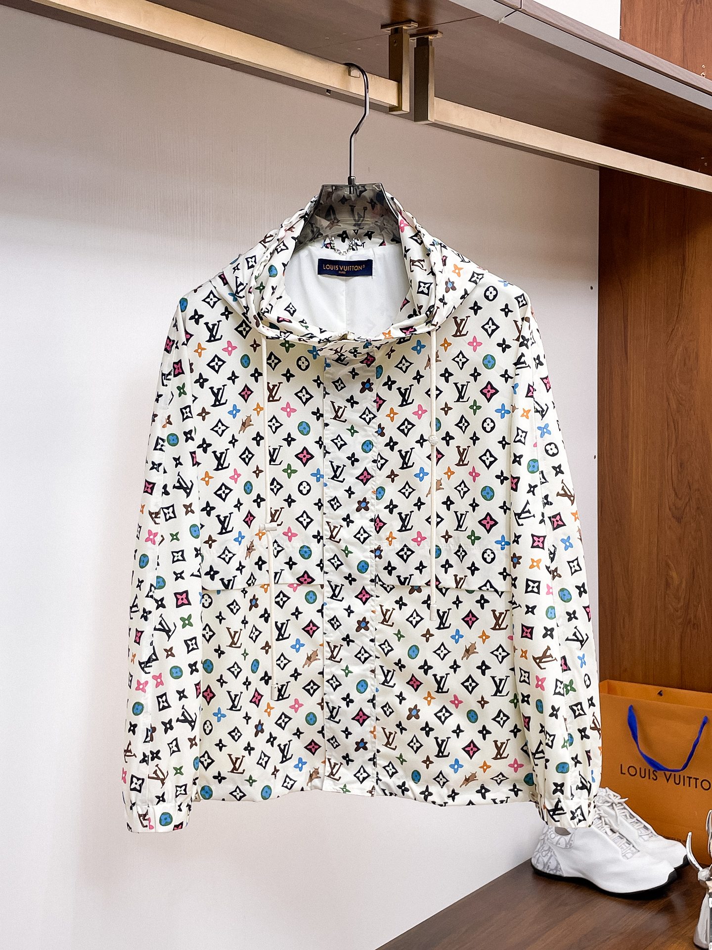 NO:937735,Same style as LV official website, complete with three labels, sold in advance. 2026ss new autumn men's jackets, high-end version with complete three labels of the original order. Custom-made fabrics at the counter. Highly breathable and comfortable, impeccable details, brand element design concept, reflecting high quality. Delicate and soft feel. Casual tailoring, excellent upper body shape. Size M～3XL, maximum weight,, Louis Vuitton, jackets & coats, jackets & coats,19860909LV官网同款,三标齐全,提前发售 2026ss开秋新款男士夹克外套,原单三标齐全高端版本 专柜定制面料 透气舒适度高,细节无可挑剔,品牌元素设计理念,体现高品质.手感细腻柔软 呈现休闲裁剪,上身版型超赞 码数M～3XL,最大穿斤,,louis vuitton,jackets & coats,jackets & coats,,Men's clothing