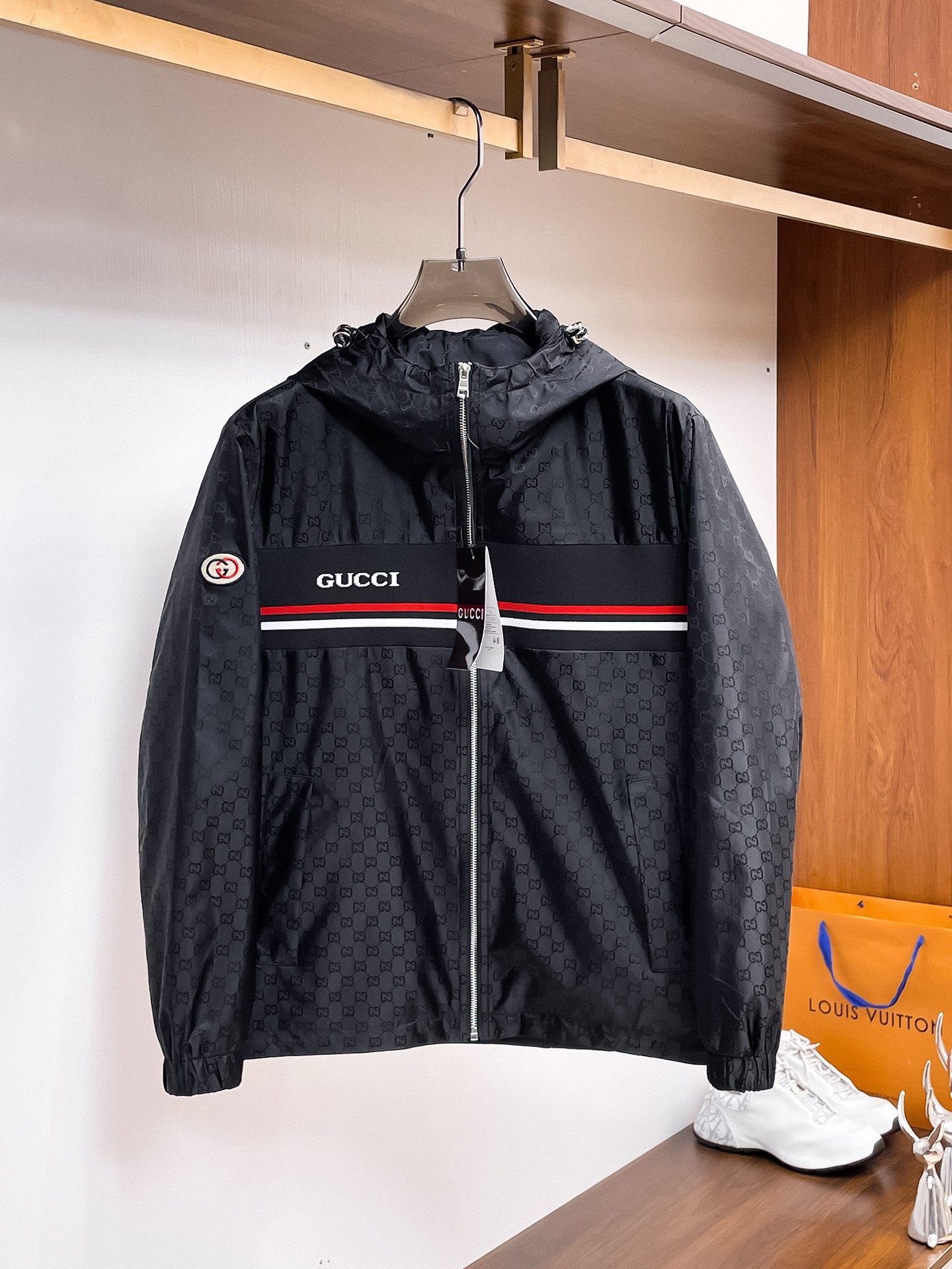 NO:937734,The same style as on the Gucci official website, complete with three labels, sold in advance. 2026ss new men's jacket for autumn, high-end version with complete three labels of the original order. Custom-made fabrics at the counter. Highly breathable and comfortable, impeccable details, brand element design concept, reflecting high quality. Delicate and soft feel. Casual tailoring, excellent upper body shape. Size M～3XL, maximum weight,,jackets & coats,jackets & coats,19860909古奇官网同款,三标齐全,提前发售 2026ss开秋新款男士夹克外套,原单三标齐全高端版本 专柜定制面料 透气舒适度高,细节无可挑剔,品牌元素设计理念,体现高品质.手感细腻柔软 呈现休闲裁剪,上身版型超赞 码数M～3XL,最大穿斤,,jackets & coats,jackets & coats,,Men's clothing
