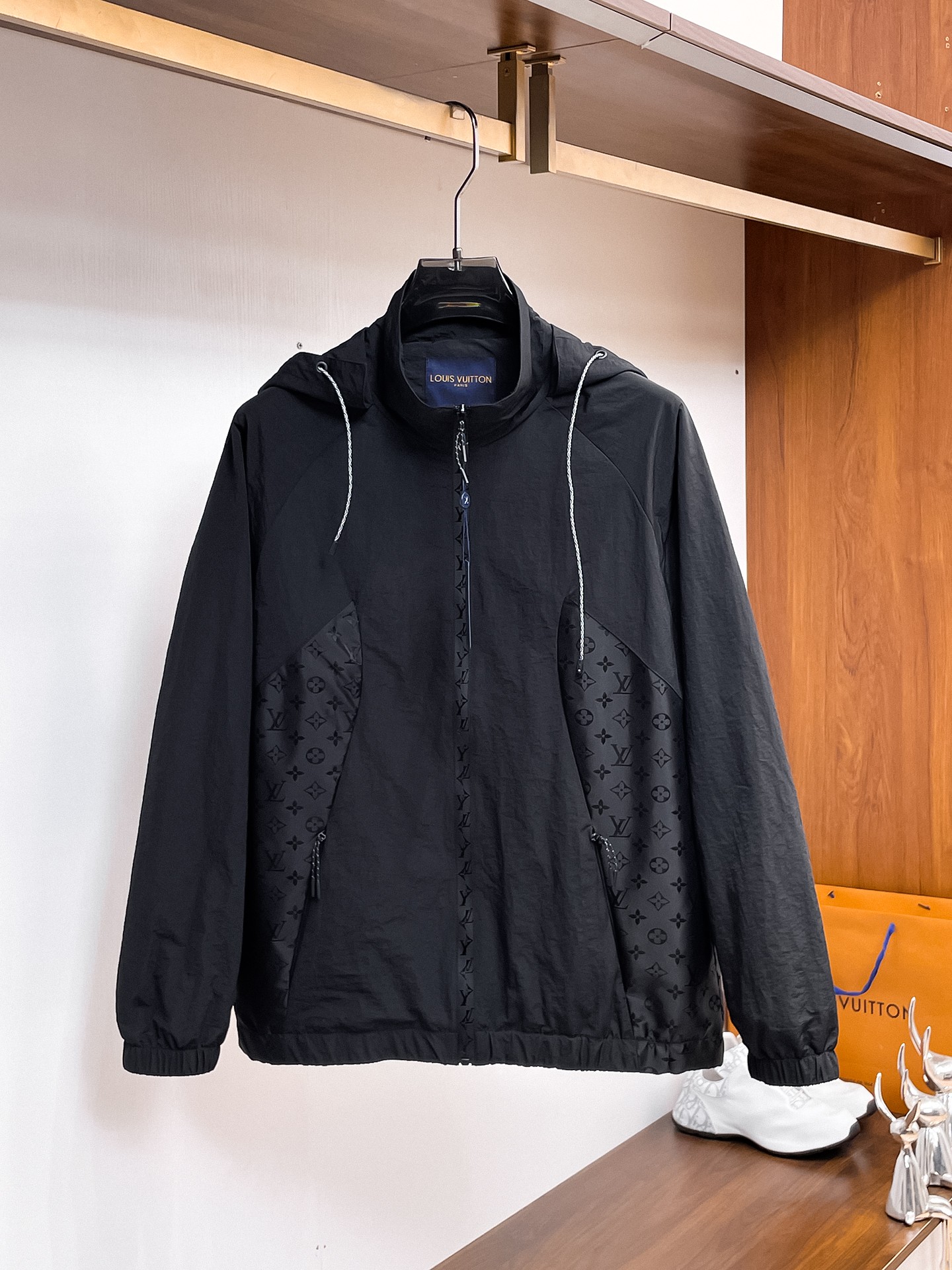NO:937736,Same style as LV official website, complete with three labels, sold in advance. 2026ss new autumn men's jackets, high-end version with complete three labels of the original order. Custom-made fabrics at the counter. Highly breathable and comfortable, impeccable details, brand element design concept, reflecting high quality. Delicate and soft feel. Casual tailoring, excellent upper body shape. Size M～3XL, maximum weight,, Louis Vuitton, jackets & coats, jackets & coats,19860909LV官网同款,三标齐全,提前发售 2026ss开秋新款男士夹克外套,原单三标齐全高端版本 专柜定制面料 透气舒适度高,细节无可挑剔,品牌元素设计理念,体现高品质.手感细腻柔软 呈现休闲裁剪,上身版型超赞 码数M～3XL,最大穿斤,,louis vuitton,jackets & coats,jackets & coats,,Men's clothing