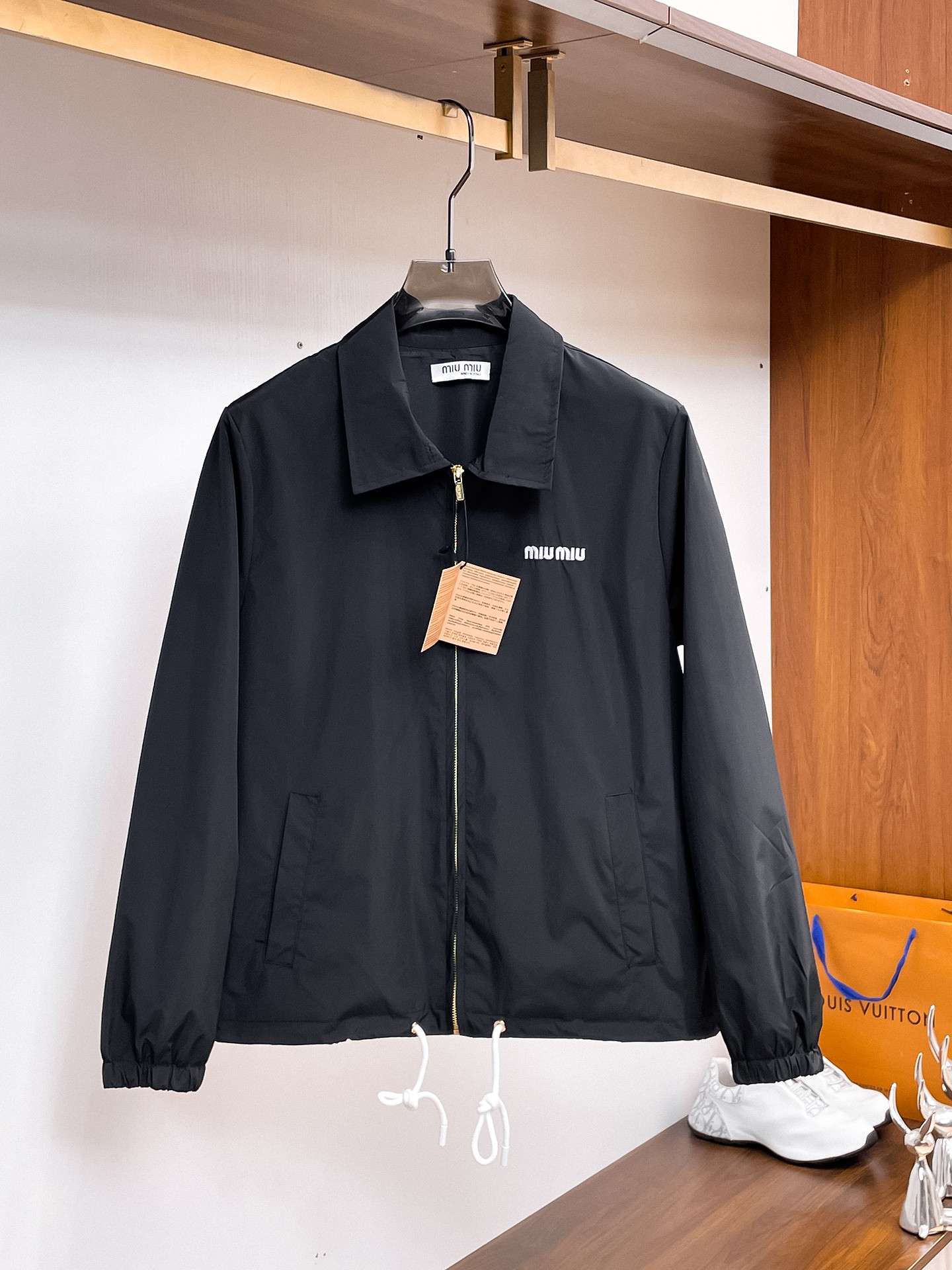 NO:937738,The same model on the miu official website, complete with three labels, on sale in advance. 2026ss new autumn men's jacket, high-end version with complete three labels of the original order. Custom-made fabrics at the counter. Highly breathable and comfortable, impeccable details, brand element design concept, reflecting high quality. Delicate and soft feel. Casual tailoring, excellent upper body shape. Size M～3XL, maximum weight,,miumiu,jackets & coats,jackets & coats,19860909miu官网同款,三标齐全,提前发售 2026ss开秋新款男士夹克外套,原单三标齐全高端版本 专柜定制面料 透气舒适度高,细节无可挑剔,品牌元素设计理念,体现高品质.手感细腻柔软 呈现休闲裁剪,上身版型超赞 码数M～3XL,最大穿斤,,miumiu,jackets & coats,jackets & coats,,Men's clothing