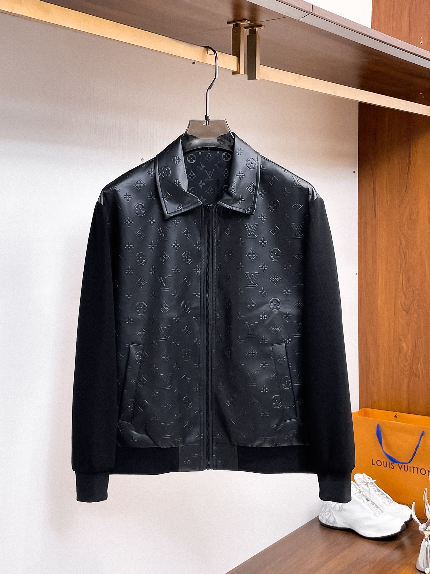 NO:937733,The same style as the LV official website, complete with three labels, on sale in advance. 2026ss new men's leather jacket for autumn, reversible original single with three labels, high-end version. Custom-made fabrics at the counter. Highly breathable and comfortable, impeccable details, brand element design concept, reflecting high quality. Delicate and soft feel. Casual tailoring, excellent upper body shape. Size M～3XL, maximum weight, Louis Vuitton, jackets & coats, jackets & coats,leather  jacket,19860909LV 官网同款,三标齐全,提前发售 2026ss开秋新款男士皮衣夹克外套,双面穿原单三标齐全高端版本 专柜定制面料 透气舒适度高,细节无可挑剔,品牌元素设计理念,体现高品质.手感细腻柔软 呈现休闲裁剪,上身版型超赞 码数M～3XL,最大穿斤,,louis vuitton,jackets & coats,jackets & coats,leather jacket,,Men's clothing