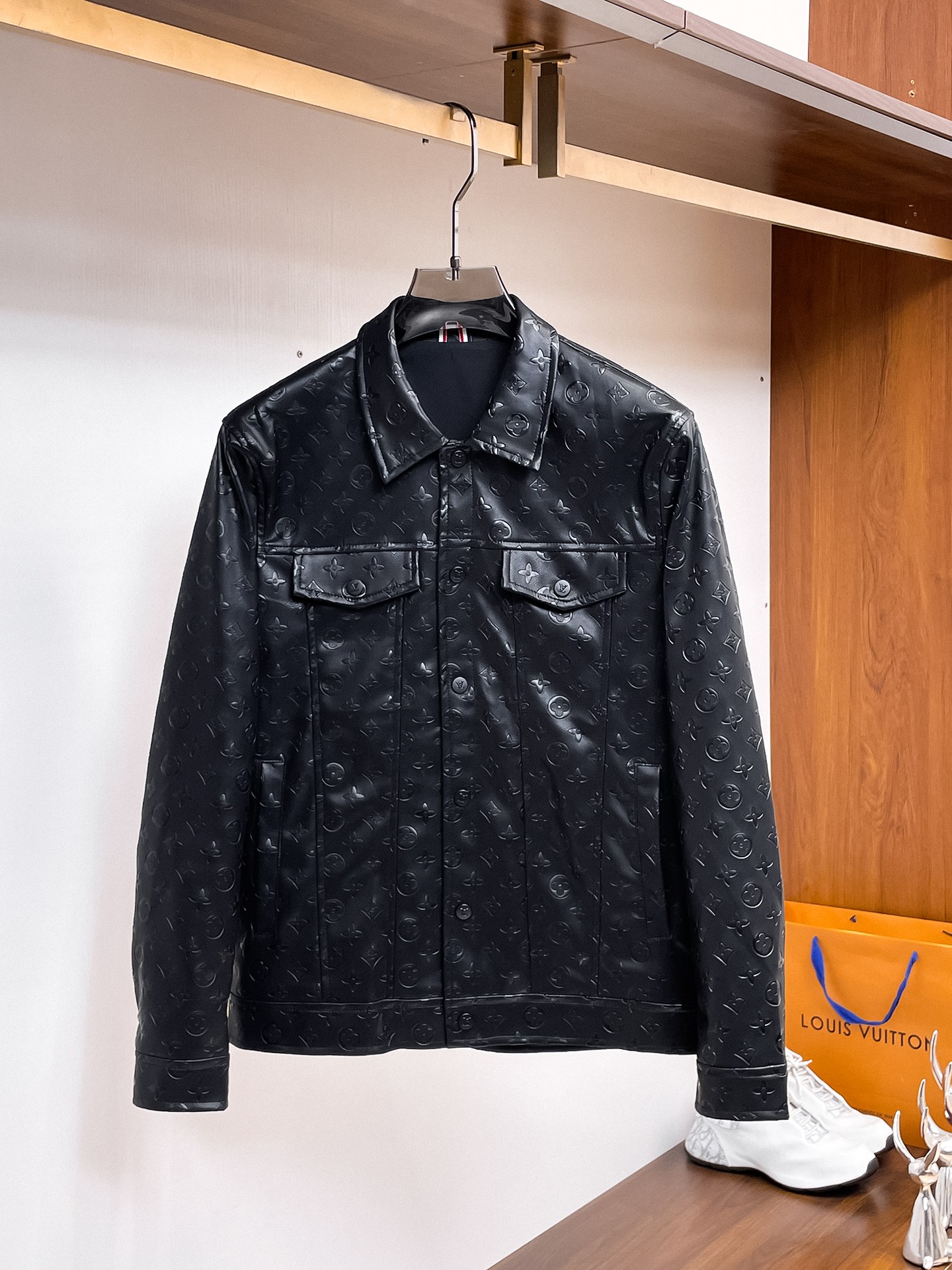 NO:937740,LV 2026 Autumn Leather Counter New Casual Fashion Jacket Super avant-garde design style, delicate and comfortable, very light to wear and not easy to wrinkle. Multiple craftsmanship. The overall design is quite visual, the upper body is casual and stylish, and has a certain degree of stiffness. It is definitely at the forefront of fashion. It is recommended for urban leisure. Size M-XXXL (175, 140 pounds, L, maximum wear 200 pounds),, louis vuitton, jackets &  coats,leather jacket,19860909LV 2026开秋皮衣专柜新款休闲时尚夹克 超前卫设计风格 细腻舒适 穿着非常轻便不易起皱.多重重工艺 整体的设计颇具视觉感,上身休闲有型,有一定的挺括度,绝对走在时尚最尖端的气质感推荐,都市休闲必备.尺码 M-XXXL(175 140斤穿L 最大穿200斤),,louis vuitton,jackets & coats,leather jacket,,Men's clothing