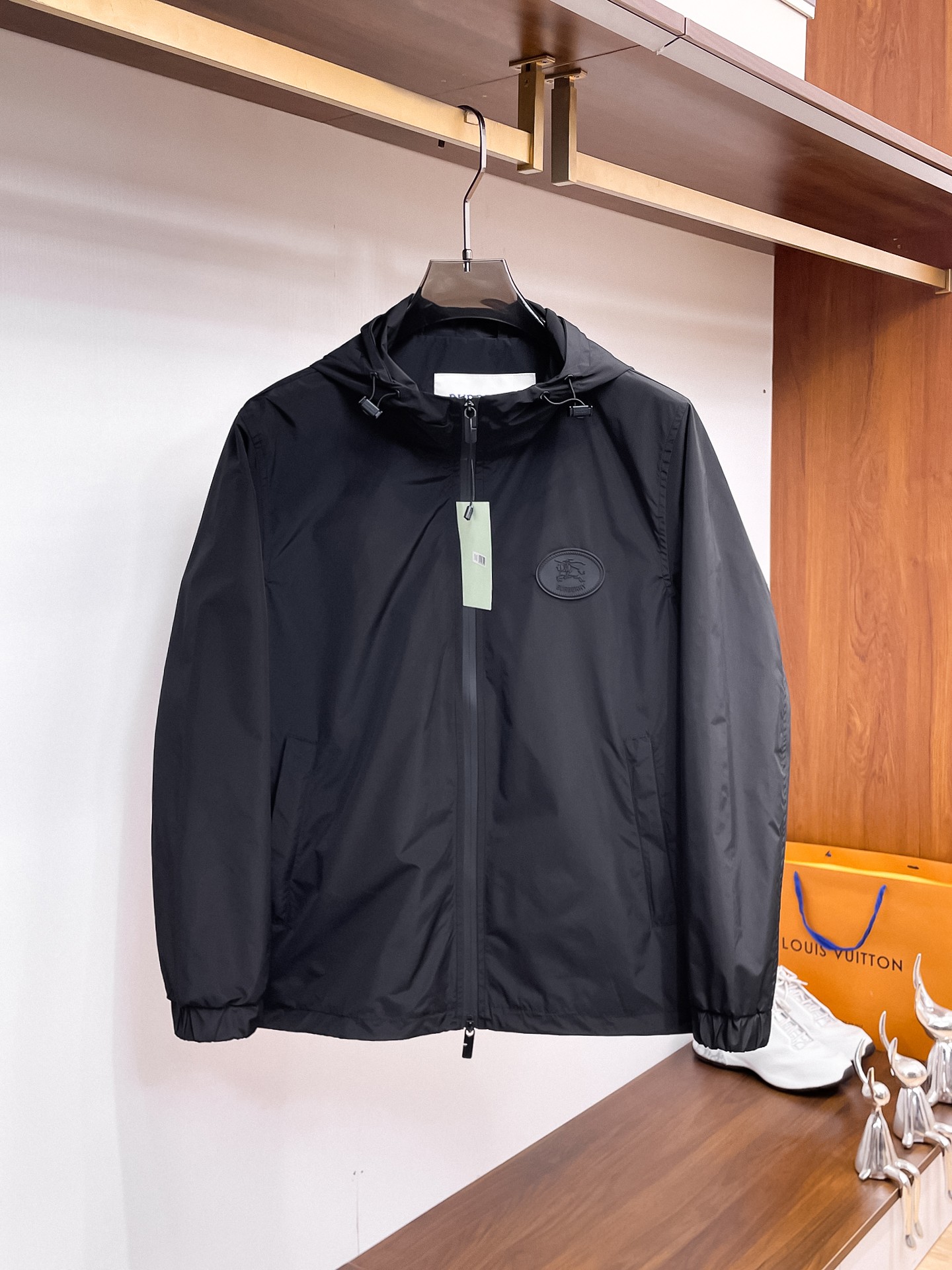 NO:937715,The same model on Burberry's official website, complete with three labels, on sale in advance. 2026ss new men's jacket for autumn, high-end version with complete three labels of the original order. Custom-made fabrics at the counter. Highly breathable and comfortable, impeccable details, brand element design concept, reflecting high quality. Delicate and soft feel. Casual tailoring, excellent upper body shape. Size M～3XL, maximum weight,,burberry,jackets & coats,jackets & coats,19860909巴宝莉官网同款,三标齐全,提前发售 2026ss开秋新款男士夹克外套,原单三标齐全高端版本 专柜定制面料 透气舒适度高,细节无可挑剔,品牌元素设计理念,体现高品质.手感细腻柔软 呈现休闲裁剪,上身版型超赞 码数M～3XL,最大穿斤,,burberry,jackets & coats,jackets & coats,,Men's clothing