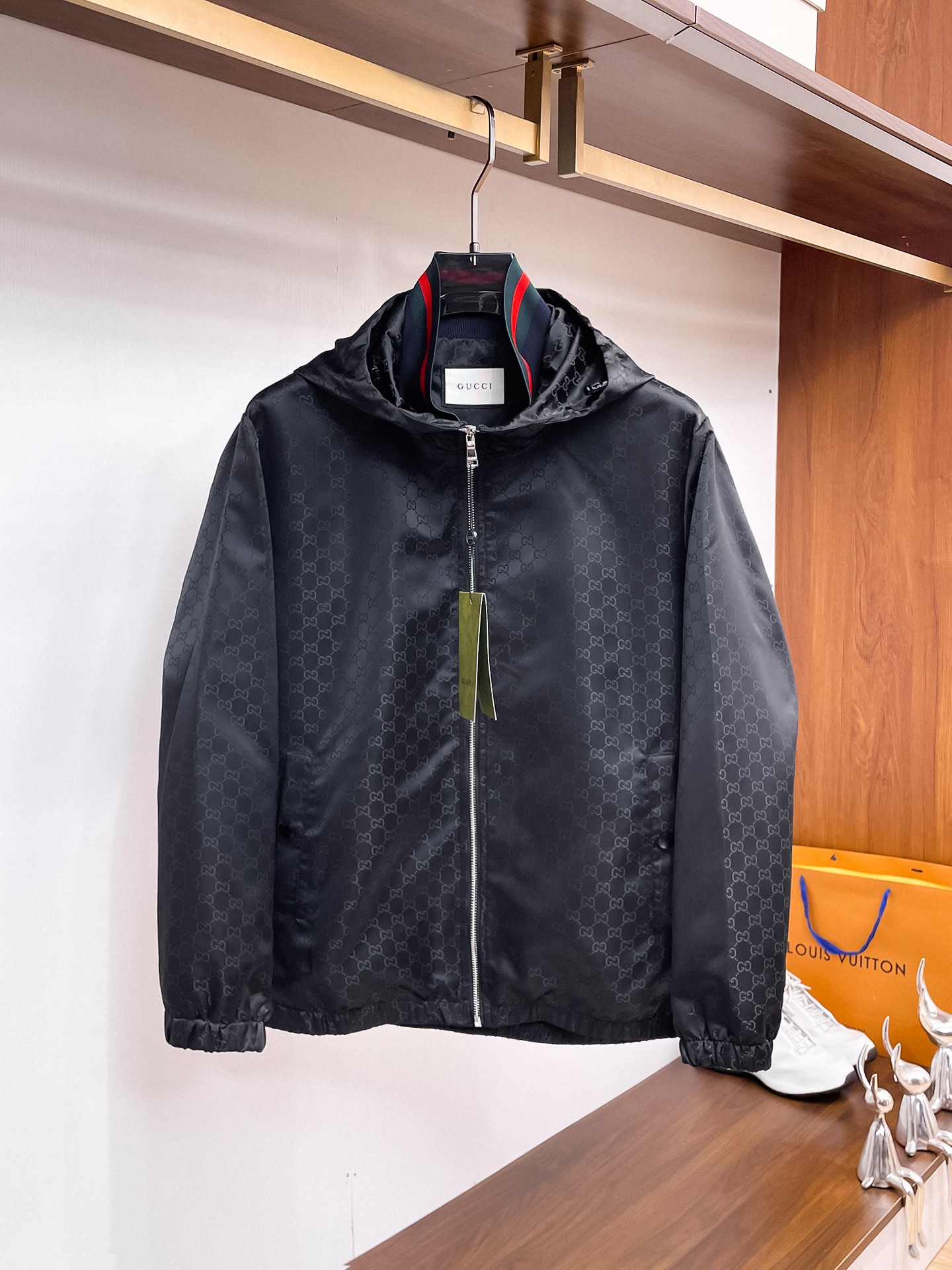 NO:937718,The same style as on the Gucci official website, complete with three labels, sold in advance. 2026ss new men's jacket for autumn, high-end version with complete three labels of the original order. Custom-made fabrics at the counter. Highly breathable and comfortable, impeccable details, brand element design concept, reflecting high quality. Delicate and soft feel. Casual tailoring, excellent upper body shape. Size M～3XL, maximum weight,,jackets & coats,jackets & coats,19860909古奇官网同款,三标齐全,提前发售 2026ss开秋新款男士夹克外套,原单三标齐全高端版本 专柜定制面料 透气舒适度高,细节无可挑剔,品牌元素设计理念,体现高品质.手感细腻柔软 呈现休闲裁剪,上身版型超赞 码数M～3XL,最大穿斤,,jackets & coats,jackets & coats,,Men's clothing