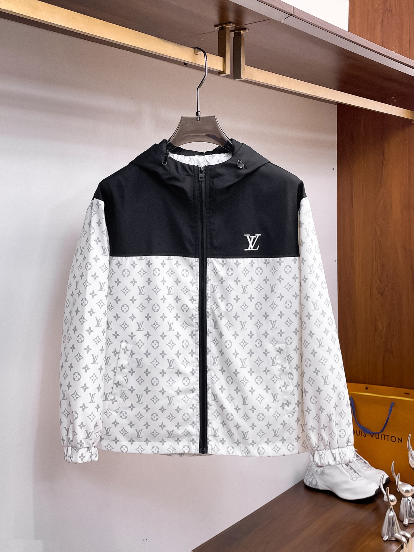 NO:937721,Same style as LV official website, complete with three labels, sold in advance. 2026ss new autumn men's jackets, high-end version with complete three labels of the original order. Custom-made fabrics at the counter. Highly breathable and comfortable, impeccable details, brand element design concept, reflecting high quality. Delicate and soft feel. Casual tailoring, excellent upper body shape. Size M～3XL, maximum weight,, Louis Vuitton, jackets & coats, jackets & coats,19860909LV官网同款,三标齐全,提前发售 2026ss开秋新款男士夹克外套,原单三标齐全高端版本 专柜定制面料 透气舒适度高,细节无可挑剔,品牌元素设计理念,体现高品质.手感细腻柔软 呈现休闲裁剪,上身版型超赞 码数M～3XL,最大穿斤,,louis vuitton,jackets & coats,jackets & coats,,Men's clothing
