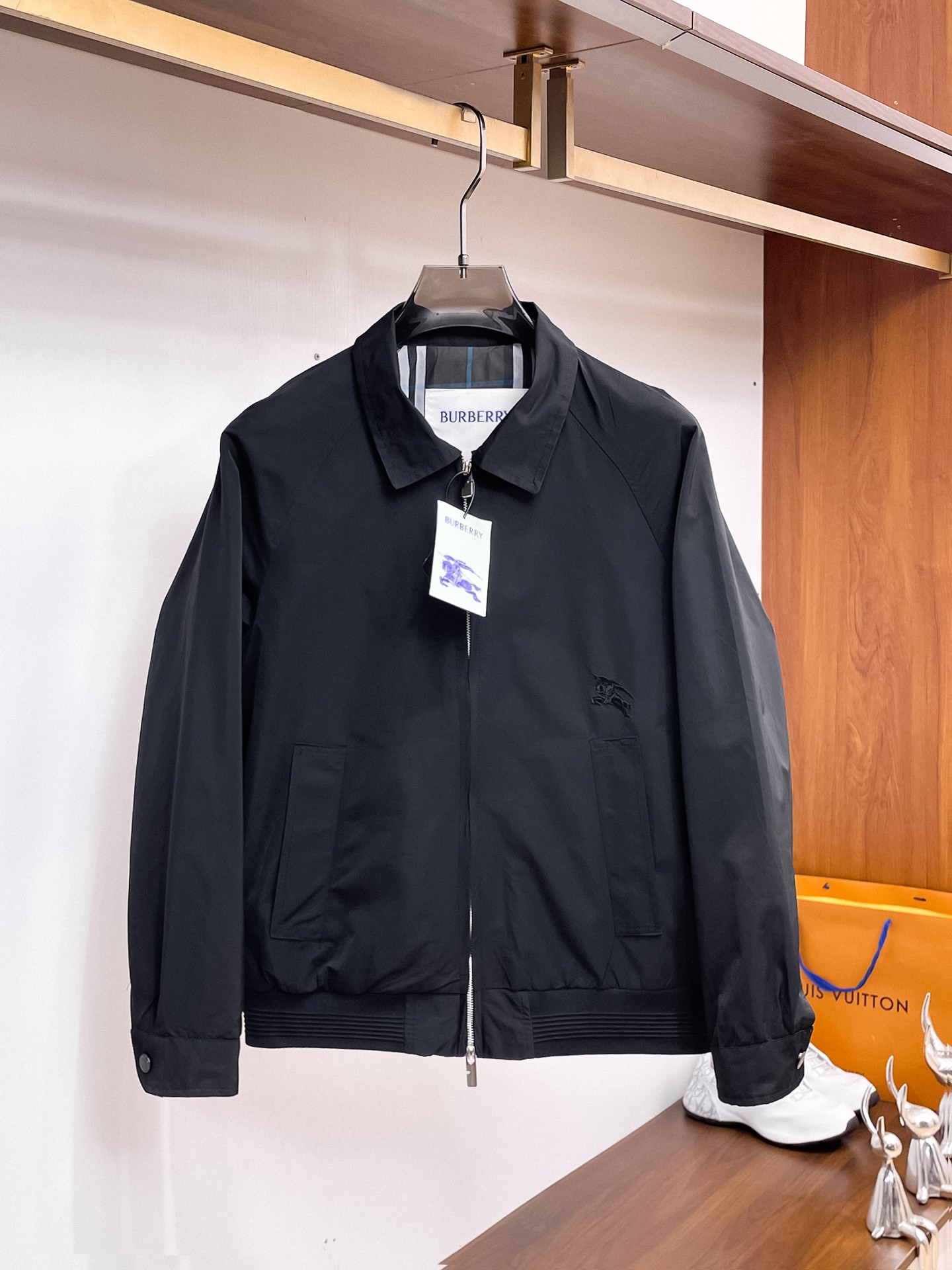 NO:937724,The same style as Burberry's official website, complete with three labels, on sale in advance. 2026ss new men's jacket for autumn, high-end version with complete three labels from the original order. Custom-made fabrics at the counter. Highly breathable and comfortable, impeccable details, brand element design concept, reflecting high quality. Delicate and soft feel. Casual tailoring, excellent upper body shape. Size M～3XL, maximum weight,,burberry,jackets & coats,jackets & coats,19860909巴宝莉 官网同款,三标齐全,提前发售 2026ss开秋新款男士夹克外套,原单三标齐全高端版本 专柜定制面料 透气舒适度高,细节无可挑剔,品牌元素设计理念,体现高品质.手感细腻柔软 呈现休闲裁剪,上身版型超赞 码数M～3XL,最大穿斤,,burberry,jackets & coats,jackets & coats,,Men's clothing