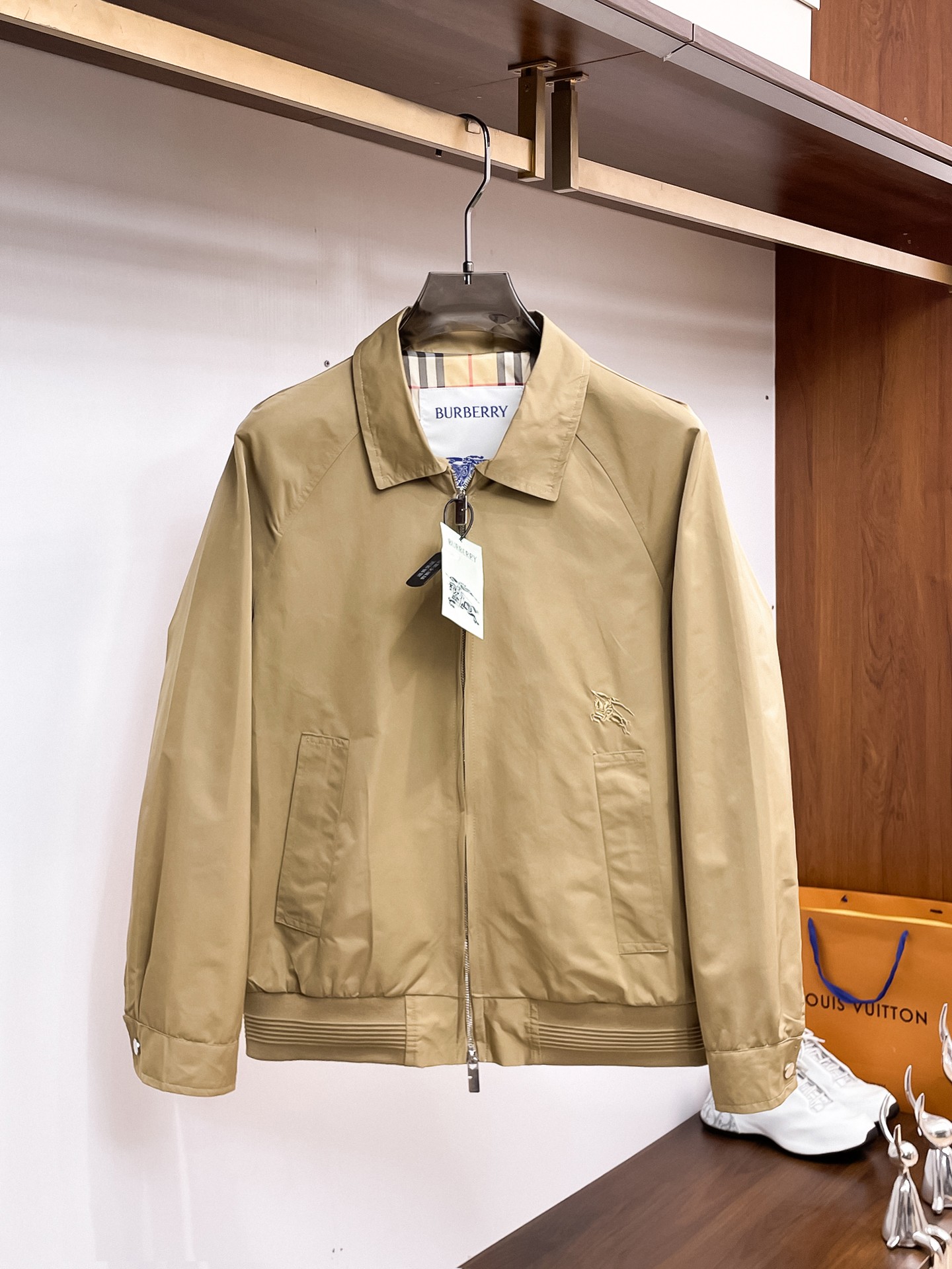 NO:937727,The same model on Burberry's official website, complete with three labels, on sale in advance. 2026ss new men's jacket for autumn, high-end version with complete three labels of the original order. Custom-made fabrics at the counter. Highly breathable and comfortable, impeccable details, brand element design concept, reflecting high quality. Delicate and soft feel. Casual tailoring, excellent upper body shape. Size M～3XL, maximum weight,,burberry,jackets & coats,jackets & coats,19860909巴宝莉官网同款,三标齐全,提前发售 2026ss开秋新款男士夹克外套,原单三标齐全高端版本 专柜定制面料 透气舒适度高,细节无可挑剔,品牌元素设计理念,体现高品质.手感细腻柔软 呈现休闲裁剪,上身版型超赞 码数M～3XL,最大穿斤,,burberry,jackets & coats,jackets & coats,,Men's clothing