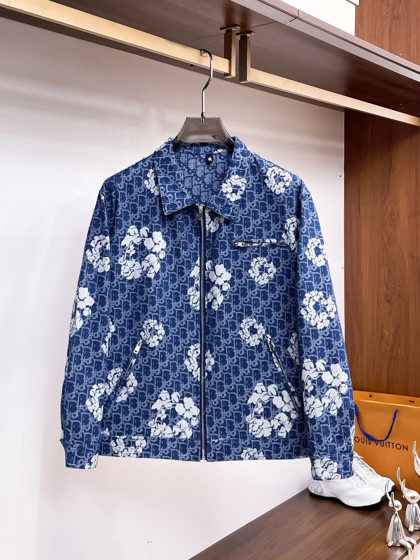NO:937730,Dior official website of the same style, complete with three labels, on sale in advance. 2026ss new autumn men's denim jacket, original high-end version with complete three labels. Custom-made fabrics at the counter. Highly breathable and comfortable, impeccable details, brand element design concept, reflecting high quality. Delicate and soft feel. Casual tailoring, excellent upper body shape. Size M～3XL, maximum weight, dior, jackets & coats, jackets & coats,19860909迪奥官网同款,三标齐全,提前发售 2026ss开秋新款男士牛仔夹克外套,原单三标齐全高端版本 专柜定制面料 透气舒适度高,细节无可挑剔,品牌元素设计理念,体现高品质.手感细腻柔软 呈现休闲裁剪,上身版型超赞 码数M～3XL,最大穿斤,,dior,jackets & coats,jackets & coats,,Men's clothing