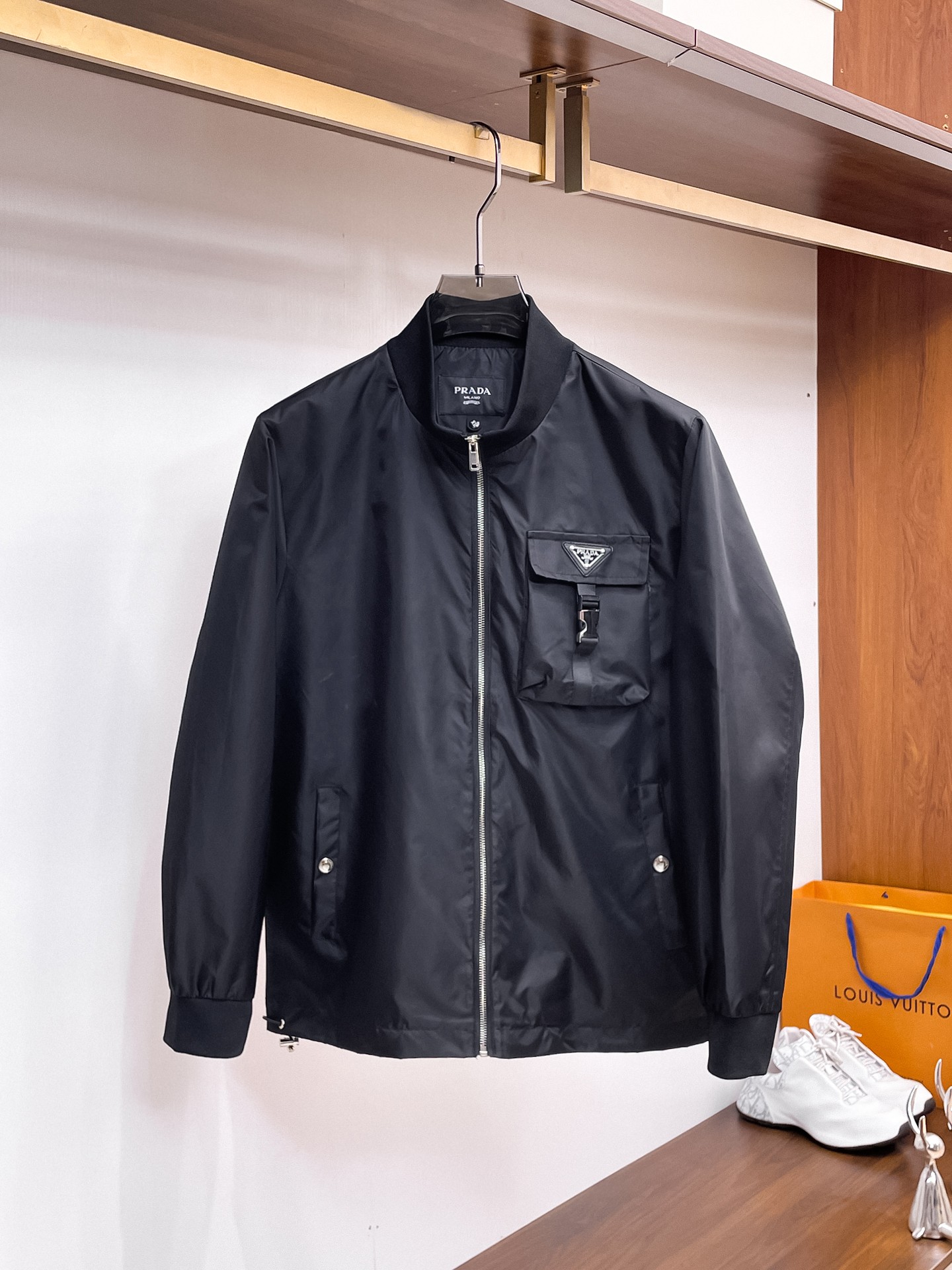 NO:937704,The same model from the Prada official website, complete with three labels, on sale in advance. 2026ss new men's jackets for autumn, high-end version with complete three labels from the original order. Custom-made fabrics at the counter. Highly breathable and comfortable, impeccable details, brand element design concept, reflecting high quality. Delicate and soft feel. Casual tailoring, excellent upper body shape. Size M～3XL, maximum weight, prada, jackets & coats, jackets & coats,19860909普拉达官网同款,三标齐全,提前发售 2026ss开秋新款男士夹克外套,原单三标齐全高端版本 专柜定制面料 透气舒适度高,细节无可挑剔,品牌元素设计理念,体现高品质.手感细腻柔软 呈现休闲裁剪,上身版型超赞 码数M～3XL,最大穿斤,,prada,jackets & coats,jackets & coats,,Men's clothing