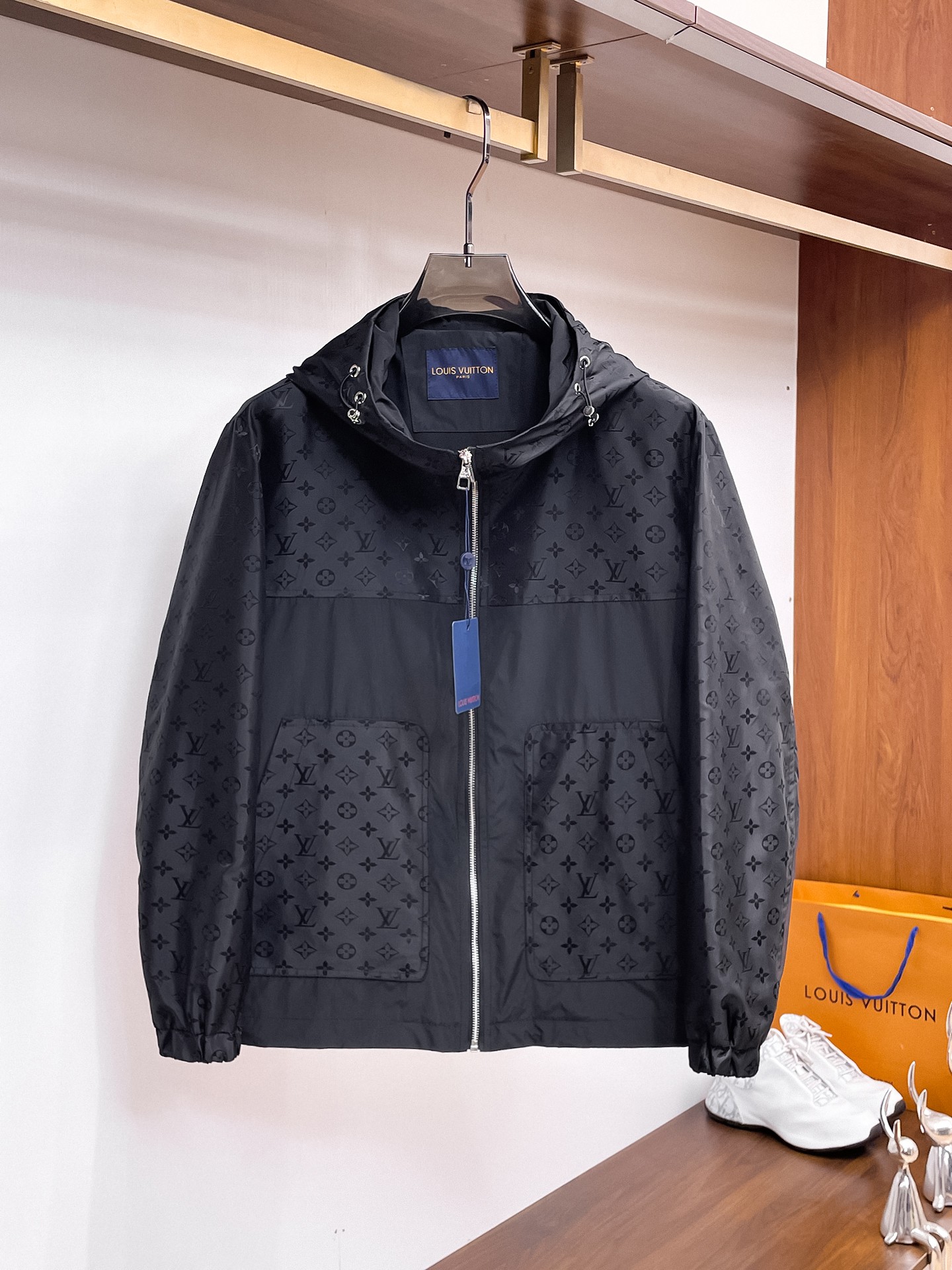 NO:937707,Same style as LV official website, complete with three labels, sold in advance. 2026ss new autumn men's jackets, high-end version with complete three labels of the original order. Custom-made fabrics at the counter. Highly breathable and comfortable, impeccable details, brand element design concept, reflecting high quality. Delicate and soft feel. Casual tailoring, excellent upper body shape. Size M～3XL, maximum weight,, Louis Vuitton, jackets & coats, jackets & coats,19860909LV官网同款,三标齐全,提前发售 2026ss开秋新款男士夹克外套,原单三标齐全高端版本 专柜定制面料 透气舒适度高,细节无可挑剔,品牌元素设计理念,体现高品质.手感细腻柔软 呈现休闲裁剪,上身版型超赞 码数M～3XL,最大穿斤,,louis vuitton,jackets & coats,jackets & coats,,Men's clothing