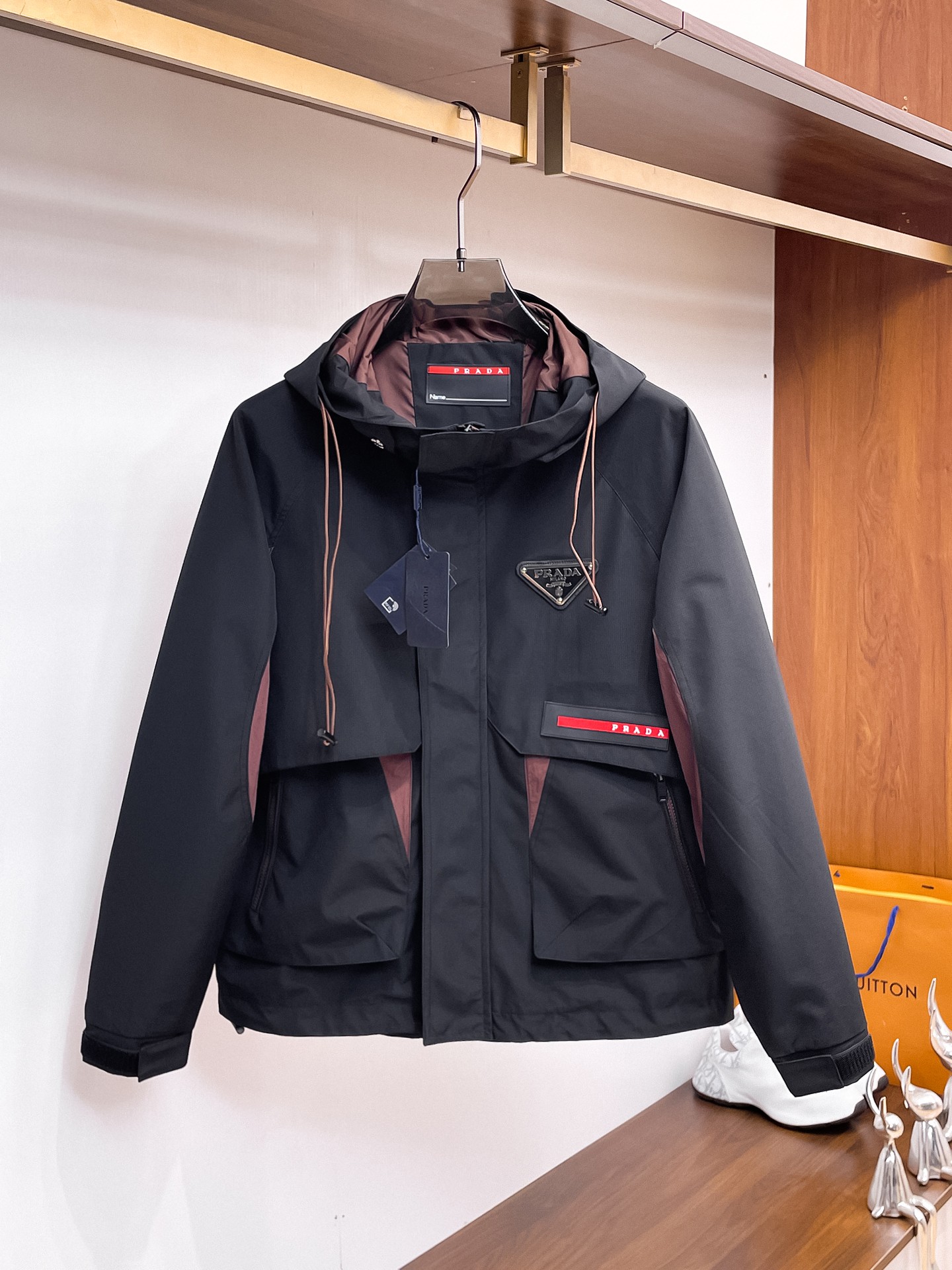 NO:937710,The same model from the Prada official website, complete with three labels, on sale in advance. 2026ss new men's jackets for autumn, high-end version with complete three labels from the original order. Custom-made fabrics at the counter. Highly breathable and comfortable, impeccable details, brand element design concept, reflecting high quality. Delicate and soft feel. Casual tailoring, excellent upper body shape. Size M～3XL, maximum weight, prada, jackets & coats, jackets & coats,19860909普拉达官网同款,三标齐全,提前发售 2026ss开秋新款男士夹克外套,原单三标齐全高端版本 专柜定制面料 透气舒适度高,细节无可挑剔,品牌元素设计理念,体现高品质.手感细腻柔软 呈现休闲裁剪,上身版型超赞 码数M～3XL,最大穿斤,,prada,jackets & coats,jackets & coats,,Men's clothing