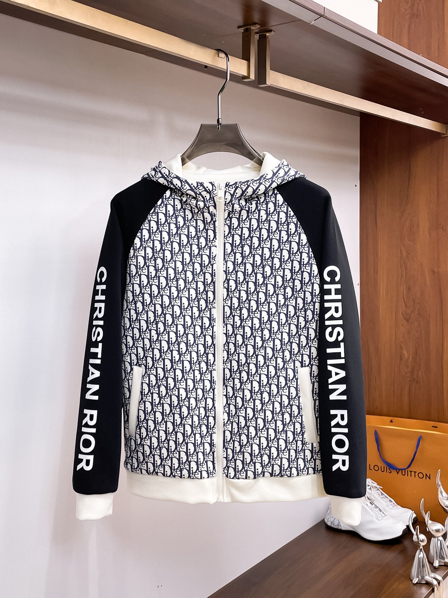 NO:937713,The same model from Dior's official website, complete with three labels, sold in advance. 2026ss new men's jacket for autumn, high-end version with complete three labels of the original order. Custom-made fabrics at the counter. Highly breathable and comfortable, impeccable details, brand element design concept, reflecting high quality. Delicate and soft feel. Casual tailoring, excellent upper body shape. Size M～3XL, maximum weight, dior, jackets & coats, jackets & coats,19860909迪奥官网同款,三标齐全,提前发售 2026ss开秋新款男士夹克外套,原单三标齐全高端版本 专柜定制面料 透气舒适度高,细节无可挑剔,品牌元素设计理念,体现高品质.手感细腻柔软 呈现休闲裁剪,上身版型超赞 码数M～3XL,最大穿斤,,dior,jackets & coats,jackets & coats,,Men's clothing