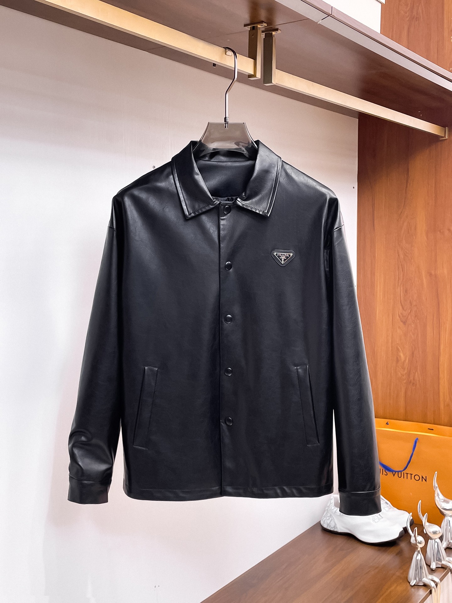 NO:937720,Prada 2026 Autumn Leather Counter New Casual Fashion Jacket Super avant-garde design style, delicate and comfortable, very light to wear and not easy to wrinkle. Multiple craftsmanship. The overall design is quite visual, the upper body is casual and stylish, and has a certain degree of stiffness. It is definitely recommended for the temperament that is at the forefront of fashion. It is a must-have for urban leisure. Size M-XXXL (175, 140 pounds, L, maximum wear 200 pounds),, prada, jackets &  coats,leather jacket,19860909普拉达 2026开秋皮衣专柜新款休闲时尚夹克 超前卫设计风格 细腻舒适 穿着非常轻便不易起皱.多重重工艺 整体的设计颇具视觉感,上身休闲有型,有一定的挺括度,绝对走在时尚最尖端的气质感推荐,都市休闲必备.尺码 M-XXXL(175 140斤穿L 最大穿200斤),,prada,jackets & coats,leather jacket,,Men's clothing