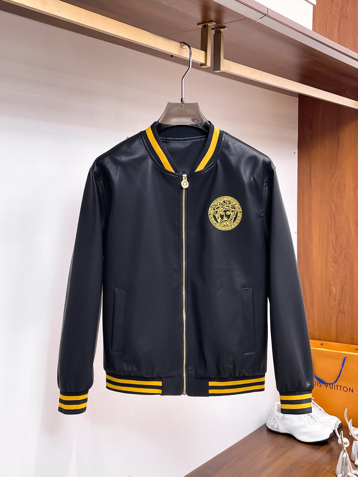 NO:937731,Versace's 2026 Autumn Leather Counter New Casual Fashion Jacket. Ultra-avant-garde design style. Delicate and comfortable. Very light to wear and not easy to wrinkle. Multiple craftsmanship. The overall design is quite visual. The upper body is casual and stylish, with a certain degree of stiffness. It is definitely recommended for the temperament that is at the forefront of fashion. It is a must-have for urban leisure. Sizes M-XXXL (175 140 catties wears L and the maximum wear is 200 catties), versace, jackets &  coats,leather jacket,19860909范思哲 2026开秋皮衣专柜新款休闲时尚夹克 超前卫设计风格 细腻舒适 穿着非常轻便不易起皱.多重重工艺 整体的设计颇具视觉感,上身休闲有型,有一定的挺括度,绝对走在时尚最尖端的气质感推荐,都市休闲必备.尺码 M-XXXL(175 140斤穿L 最大穿200斤),,versace,jackets & coats,leather jacket,,Men's clothing