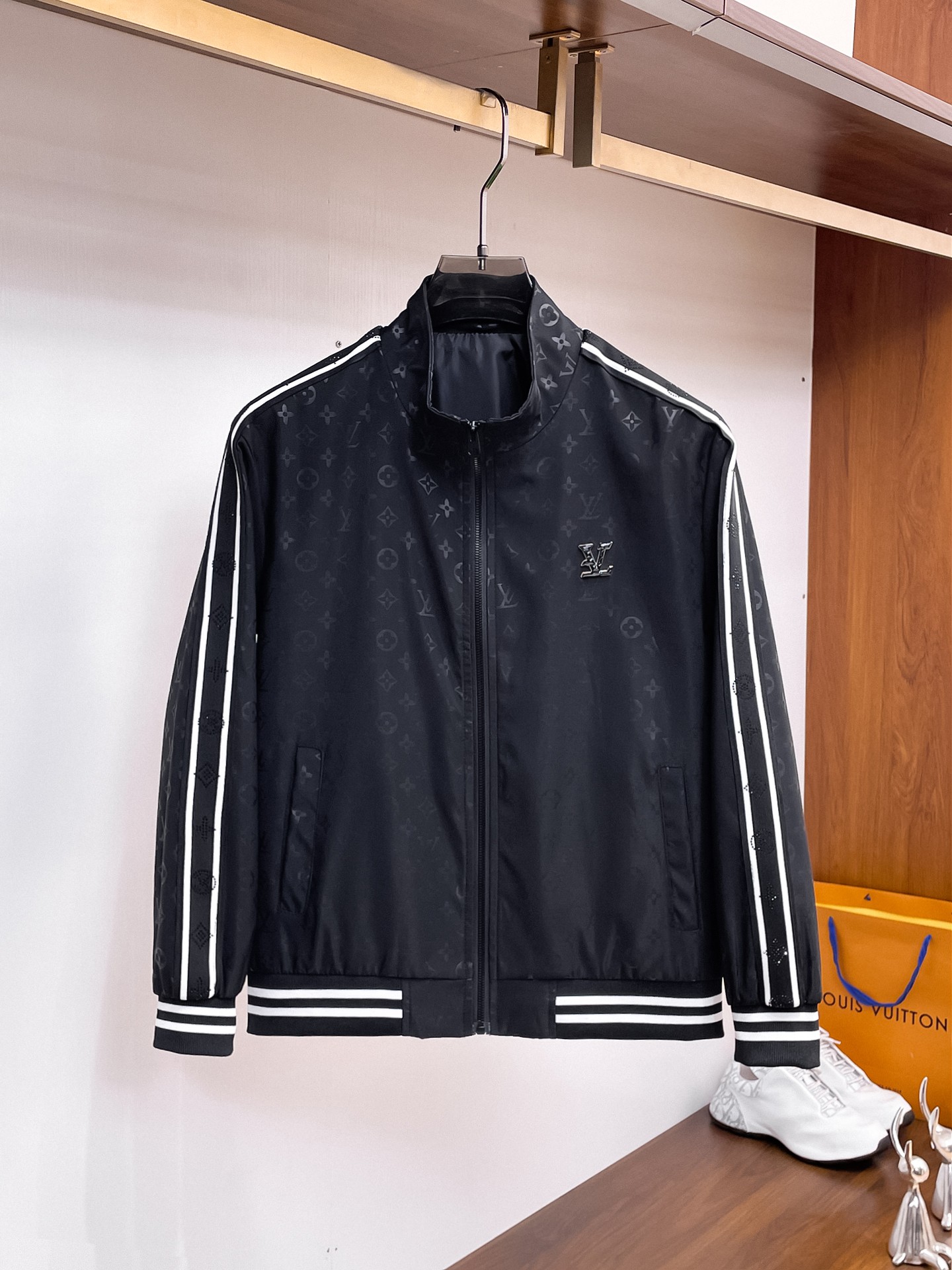 NO:937716,Same style as LV official website, complete with three labels, sold in advance. 2026ss new autumn men's jackets, high-end version with complete three labels of the original order. Custom-made fabrics at the counter. Highly breathable and comfortable, impeccable details, brand element design concept, reflecting high quality. Delicate and soft feel. Casual tailoring, excellent upper body shape. Size M～3XL, maximum weight,, Louis Vuitton, jackets & coats, jackets & coats,19860909LV官网同款,三标齐全,提前发售 2026ss开秋新款男士夹克外套,原单三标齐全高端版本 专柜定制面料 透气舒适度高,细节无可挑剔,品牌元素设计理念,体现高品质.手感细腻柔软 呈现休闲裁剪,上身版型超赞 码数M～3XL,最大穿斤,,louis vuitton,jackets & coats,jackets & coats,,Men's clothing