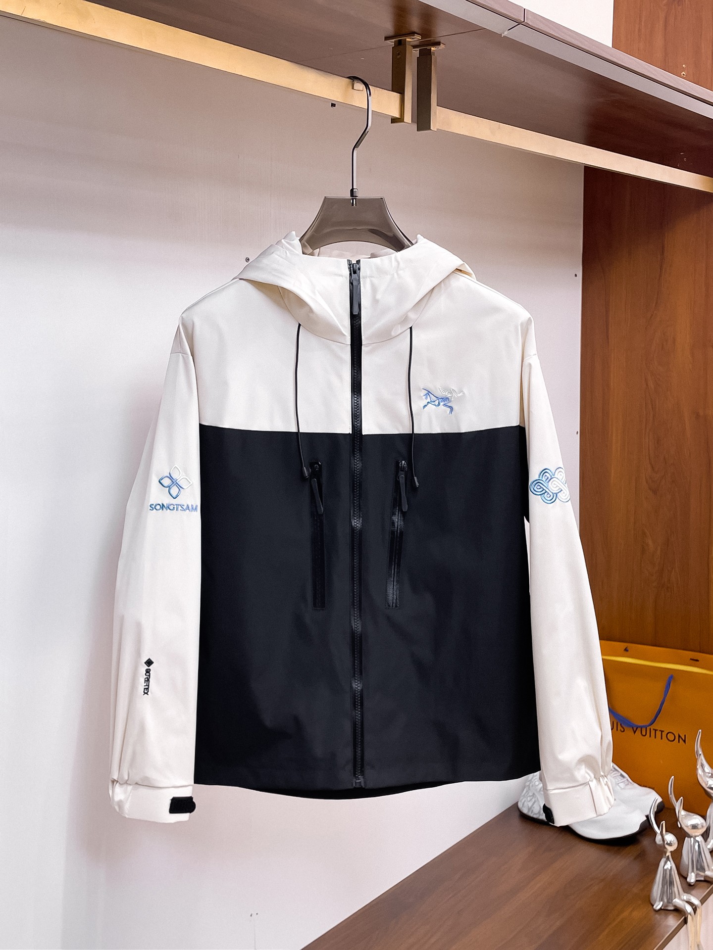 NO:937719,Same style as Arc'teryx official website, complete with three labels, on sale in advance. 2026ss new autumn men's jacket, high-end version with complete three labels of the original order. Custom-made fabrics at the counter. Highly breathable and comfortable, impeccable details, brand element design concept, reflecting high quality. Delicate and soft feel. Casual tailoring, excellent upper body shape. Size M～3XL, maximum weight, arc'teryx, jackets & coats, jackets & coats,19860909始祖鸟官网同款,三标齐全,提前发售 2026ss开秋新款男士夹克外套,原单三标齐全高端版本 专柜定制面料 透气舒适度高,细节无可挑剔,品牌元素设计理念,体现高品质.手感细腻柔软 呈现休闲裁剪,上身版型超赞 码数M～3XL,最大穿斤,arc'teryx,jackets & coats,jackets & coats,,Men's clothing