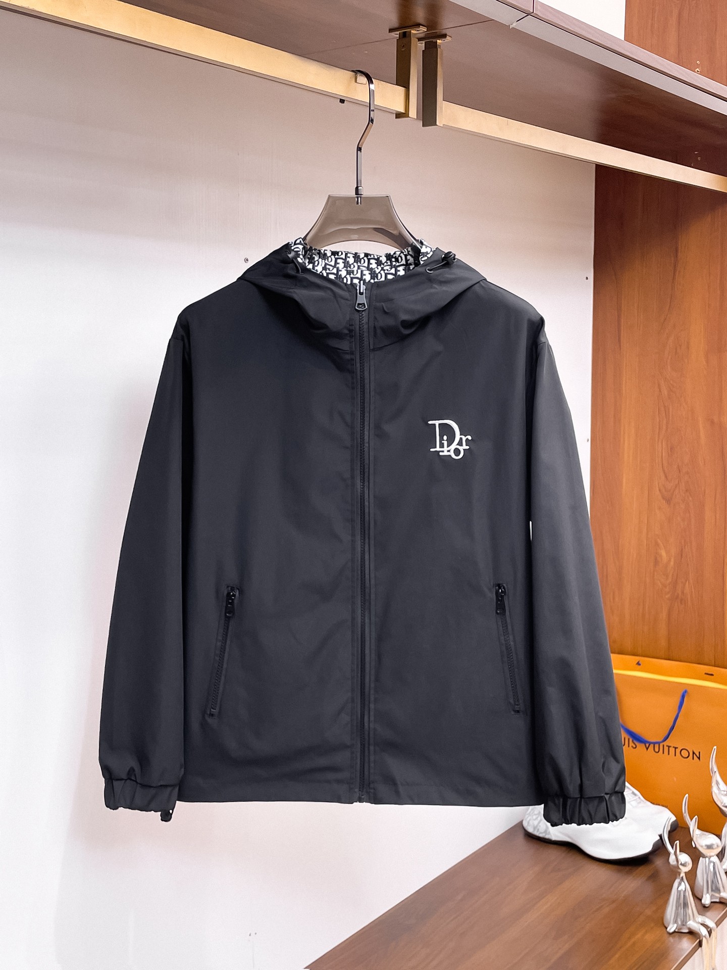 NO:937722,Dior official website same style, complete with three labels, sold in advance. 2026ss new autumn men's reversible jacket, original single with three labels, high-end version. Custom-made fabrics at the counter. Highly breathable and comfortable, impeccable details, brand element design concept, reflecting high quality. Delicate and soft feel. Casual tailoring, excellent upper body shape. Size M～3XL, maximum weight, dior, jackets & coats, jackets & coats,19860909迪奥官网同款,三标齐全,提前发售 2026ss开秋新款男士双面穿夹克外套,原单三标齐全高端版本 专柜定制面料 透气舒适度高,细节无可挑剔,品牌元素设计理念,体现高品质.手感细腻柔软 呈现休闲裁剪,上身版型超赞 码数M～3XL,最大穿斤,,dior,jackets & coats,jackets & coats,,Men's clothing