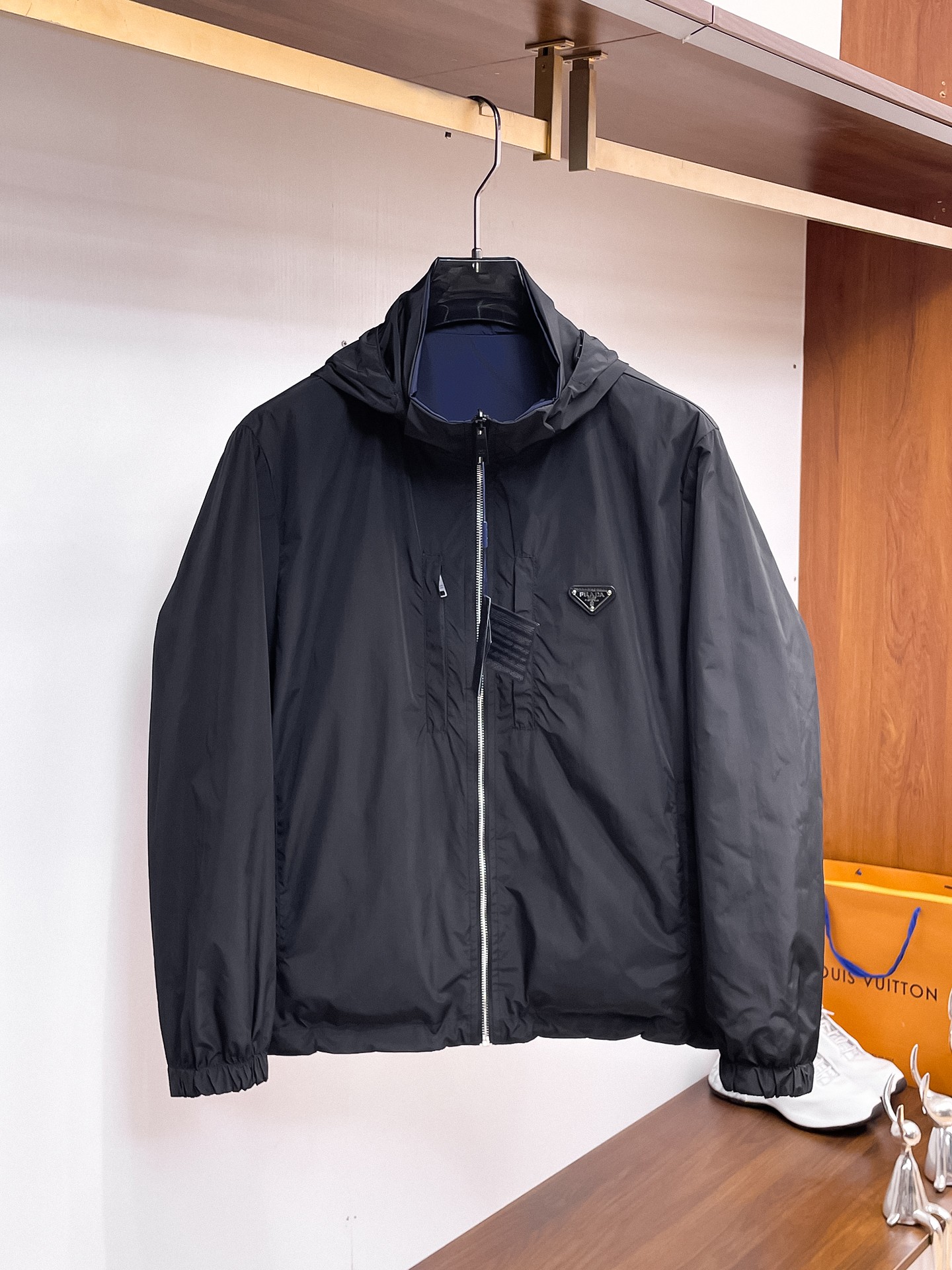NO:937725,Same style on Prada official website, complete with three labels, on sale in advance. 2026ss new autumn men's reversible jacket, original single, complete with three labels, high-end version. Custom-made fabrics at the counter. Highly breathable and comfortable, impeccable details, brand element design concept, reflecting high quality. Delicate and soft hand feel. Casual tailoring, excellent upper body shape. Size M～3XL, maximum weight, prada, jackets & coats, jackets & coats,19860909普拉达官网同款,三标齐全,提前发售 2026ss开秋新款男士双面穿夹克外套,原单三标齐全高端版本 专柜定制面料 透气舒适度高,细节无可挑剔,品牌元素设计理念,体现高品质.手感细腻柔软 呈现休闲裁剪,上身版型超赞 码数M～3XL,最大穿斤,,prada,jackets & coats,jackets & coats,,Men's clothing