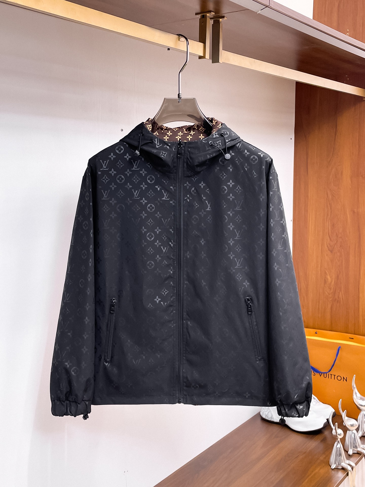 NO:937728,The same style on the LV official website, complete with three labels, on sale in advance. 2026ss new autumn men's reversible jacket, original single with three labels, high-end version. Custom-made fabrics at the counter. Highly breathable and comfortable, impeccable details, brand element design concept, reflecting high quality. Delicate and soft feel. Casual tailoring, excellent upper body shape. Size M～3XL, maximum weight, Louis Vuitton, jackets & coats,jackets & coats,19860909LV官网同款,三标齐全,提前发售 2026ss开秋新款男士双面穿夹克外套,原单三标齐全高端版本 专柜定制面料 透气舒适度高,细节无可挑剔,品牌元素设计理念,体现高品质.手感细腻柔软 呈现休闲裁剪,上身版型超赞 码数M～3XL,最大穿斤,,louis vuitton,jackets & coats,jackets & coats,,Men's clothing