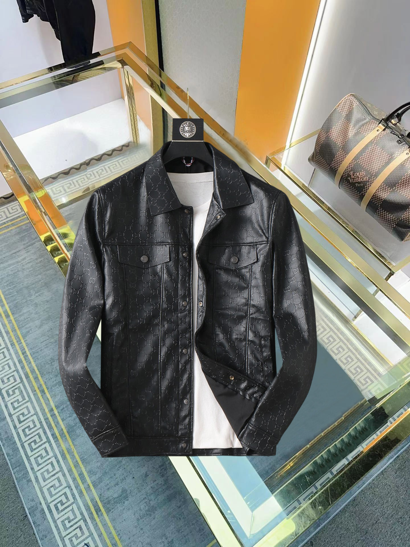 NO:952907,Gucci 2026 Autumn Leather Counter's new casual fashion jacket. Ultra-avant-garde design style. Delicate and comfortable. Very light to wear and not easy to wrinkle. Multiple craftsmanship. The overall design is quite visual. The upper body is casual and stylish, with a certain degree of stiffness. It is definitely at the forefront of fashion. It is recommended for urban leisure. Size M-XXXL (140 catties wears L and the maximum wear is 200 catties), jackets & coats, leather jacket,19860909古奇 2026开秋皮衣专柜新款休闲时尚夹克 超前卫设计风格 细腻舒适 穿着非常轻便不易起皱.多重重工艺 整体的设计颇具视觉感,上身休闲有型,有一定的挺括度,绝对走在时尚最尖端的气质感推荐,都市休闲必备.尺码 M-XXXL( 140斤穿L 最大穿200斤),,jackets & coats,leather jacket,,Men's clothing