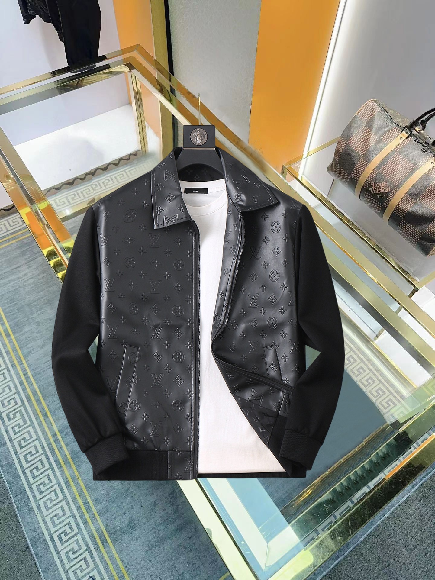 NO:952922,The same style on the LV official website, complete with three labels, sold in advance. 2026ss new autumn men's leather jackets, high-end version with complete three labels of the original order. Custom-made fabrics at the counter. Highly breathable and comfortable, impeccable details, brand element design concept, reflecting high quality. Delicate and soft feel. Casual tailoring, excellent upper body shape. Size M~3XL, maximum wear 195 catties,, louis vuitton, jackets & coats, jackets & coats, leather jacket,19860909LV官网同款,三标齐全,提前发售 2026ss开秋新款男士皮衣夹克外套,原单三标齐全高端版本 专柜定制面料 透气舒适度高,细节无可挑剔,品牌元素设计理念,体现高品质.手感细腻柔软 呈现休闲裁剪,上身版型超赞 码数M～3XL,最大穿195斤,,louis vuitton,jackets & coats,jackets & coats,leather jacket,,Men's clothing