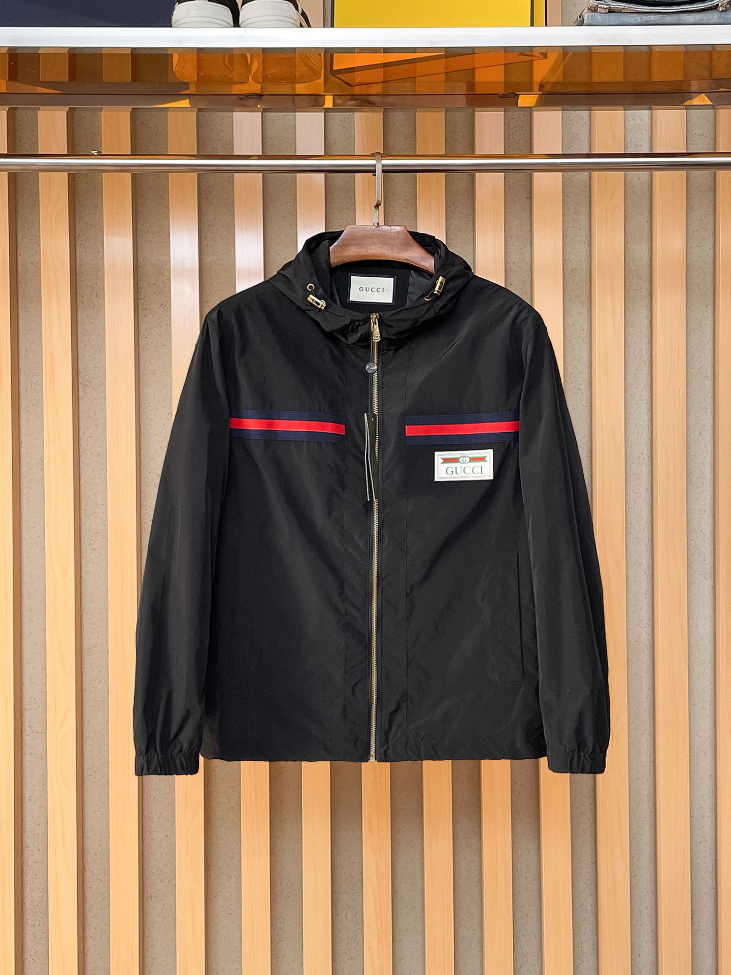 NO:869421,The same style as on the Gucci official website, complete with three labels, sold in advance. 2026ss new spring men's jacket, high-end version with complete three labels from the original order. Custom-made fabrics at the counter. Highly breathable and comfortable, impeccable details, brand element design concept, reflecting high quality. Delicate and soft feel. Casual tailoring, excellent upper body shape. Size M～3XL, maximum wear 195 catties,,jackets & coats,jackets & coats,19860909古奇官网同款,三标齐全,提前发售 2026ss开春新款男士夹克外套,原单三标齐全高端版本 专柜定制面料 透气舒适度高,细节无可挑剔,品牌元素设计理念,体现高品质.手感细腻柔软 呈现休闲裁剪,上身版型超赞 码数M～3XL,最大穿195斤,,jackets & coats,jackets & coats,,Men's clothing