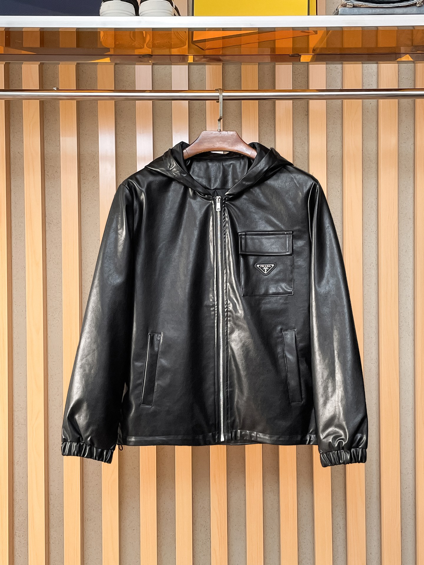 NO:869578,Same style as Prada official website, on sale in advance!  2026ss spring new men's leather jacket, original three-standard high-end version!  With hidden hood, custom-made fabrics at the counter, highly breathable and comfortable, impeccable details, brand element design concept, reflecting high quality. It feels delicate and soft!  It presents a casual cut and the upper body shape is awesome!  Size M～3XL, maximum wear is 195 catties.,,prada,jackets & coats,jackets & coats,leather jacket,hats,19860909普拉达 官网同款,提前发售！2026ss开春新款男士皮衣夹克外套,原单三标齐全高端版本！带隐藏帽,专柜定制面料 透气舒适度高,细节无可挑剔,品牌元素设计理念,体现高品质.手感细腻柔软！呈现休闲裁剪,上身版型超赞！码数M～3XL,最大穿195斤.,,prada,jackets & coats,jackets & coats,leather jacket,hats,,Men's clothing