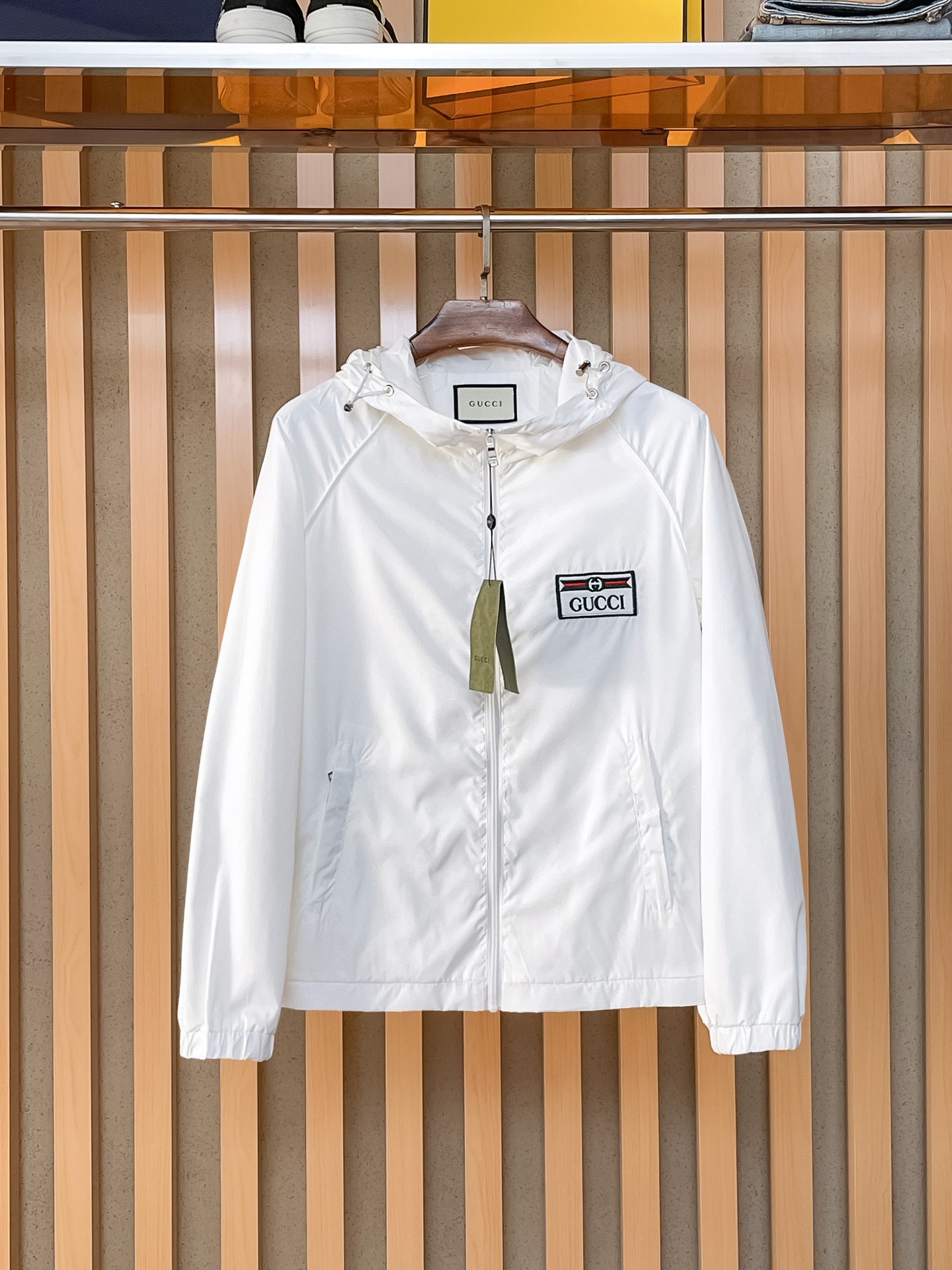 NO:869429,The same style as on the Gucci official website, complete with three labels, sold in advance. 2026ss new spring men's jacket, high-end version with complete three labels from the original order. Custom-made fabrics at the counter. Highly breathable and comfortable, impeccable details, brand element design concept, reflecting high quality. Delicate and soft feel. Casual tailoring, excellent upper body shape. Size M～3XL, maximum wear 195 catties,,jackets & coats,jackets & coats,19860909古奇官网同款,三标齐全,提前发售 2026ss开春新款男士夹克外套,原单三标齐全高端版本 专柜定制面料 透气舒适度高,细节无可挑剔,品牌元素设计理念,体现高品质.手感细腻柔软 呈现休闲裁剪,上身版型超赞 码数M～3XL,最大穿195斤,,jackets & coats,jackets & coats,,Men's clothing