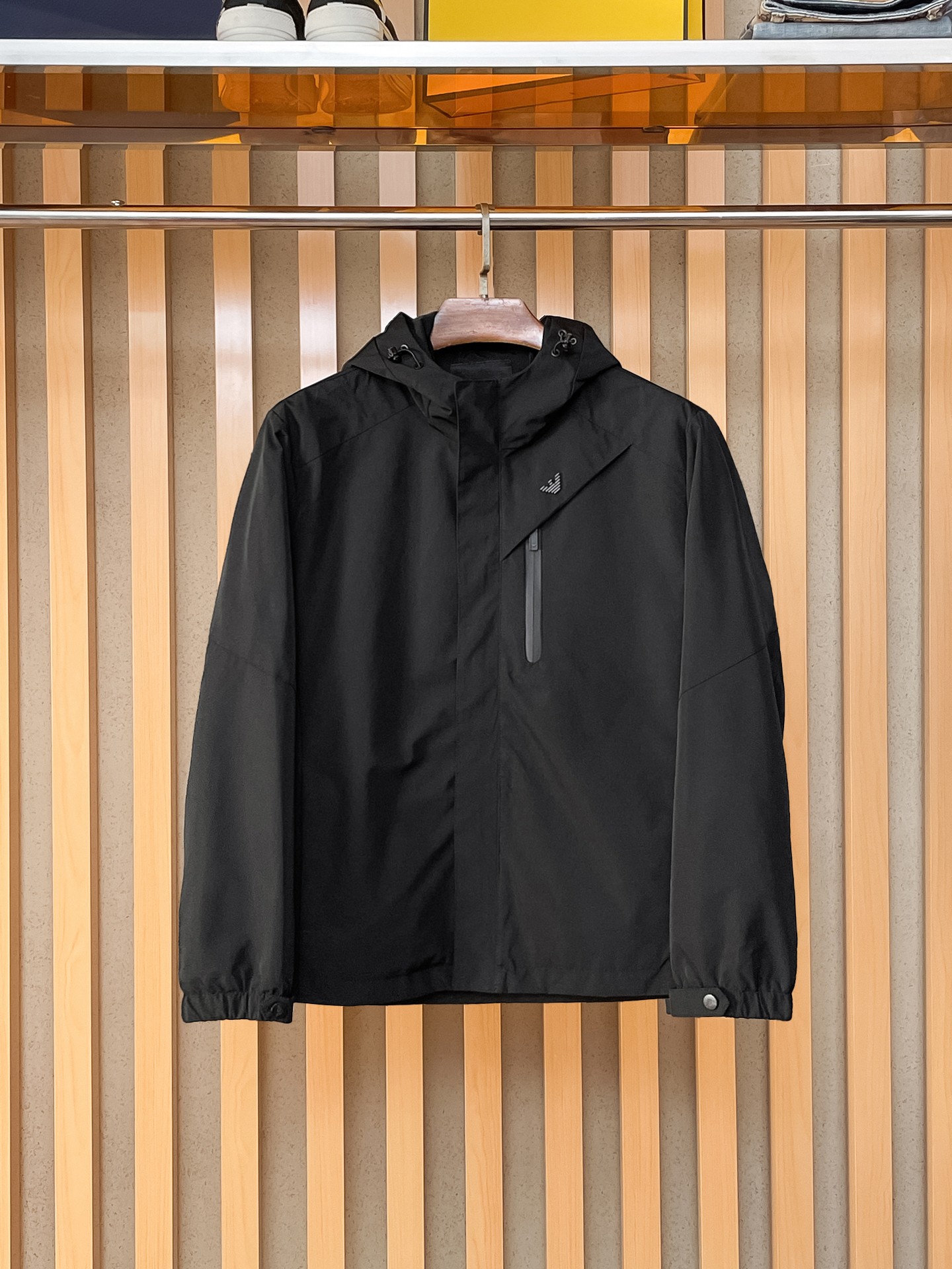 NO:870031,Same style as Armani official website, complete with three labels, on sale in advance. 2026ss new spring men's jacket, high-end version with original three labels. Custom-made fabrics at the counter. Highly breathable and comfortable, impeccable details, brand element design concept, reflecting high quality. Delicate and soft feel. Casual tailoring, excellent upper body shape. Size M～3XL, maximum wear 195 catties, armani,jackets & coats,jackets & coats,19860909阿玛尼官网同款,三标齐全,提前发售 2026ss开春新款男士夹克外套,原单三标齐全高端版本 专柜定制面料 透气舒适度高,细节无可挑剔,品牌元素设计理念,体现高品质.手感细腻柔软 呈现休闲裁剪,上身版型超赞 码数M～3XL,最大穿195斤,,armani,jackets & coats,jackets & coats,,Men's clothing