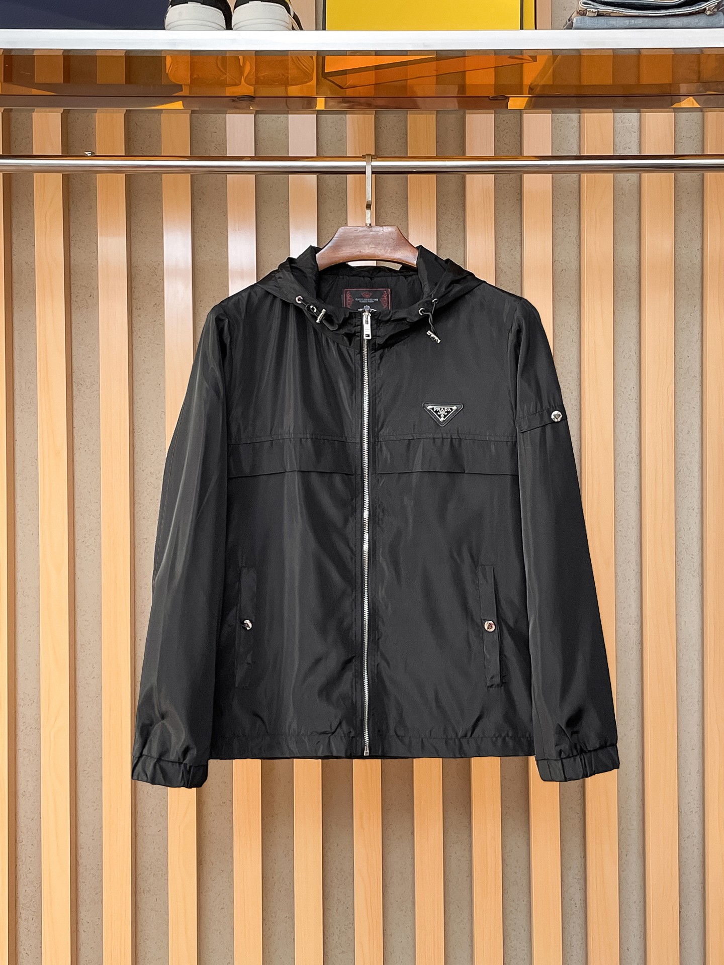 NO:869434,The same model from the Prada official website, complete with three labels, sold in advance. 2026ss new spring men's jacket, high-end version with complete three labels from the original order. Custom-made fabrics at the counter. Highly breathable and comfortable, impeccable details, brand element design concept, reflecting high quality. Delicate and soft feel. Casual tailoring, excellent upper body shape. Size M～3XL, maximum wearing capacity is 195 catties., prada, jackets & coats, jackets & coats,19860909普拉达官网同款,三标齐全,提前发售 2026ss开春新款男士夹克外套,原单三标齐全高端版本 专柜定制面料 透气舒适度高,细节无可挑剔,品牌元素设计理念,体现高品质.手感细腻柔软 呈现休闲裁剪,上身版型超赞 码数M～3XL,最大穿195斤,,prada,jackets & coats,jackets & coats,,Men's clothing