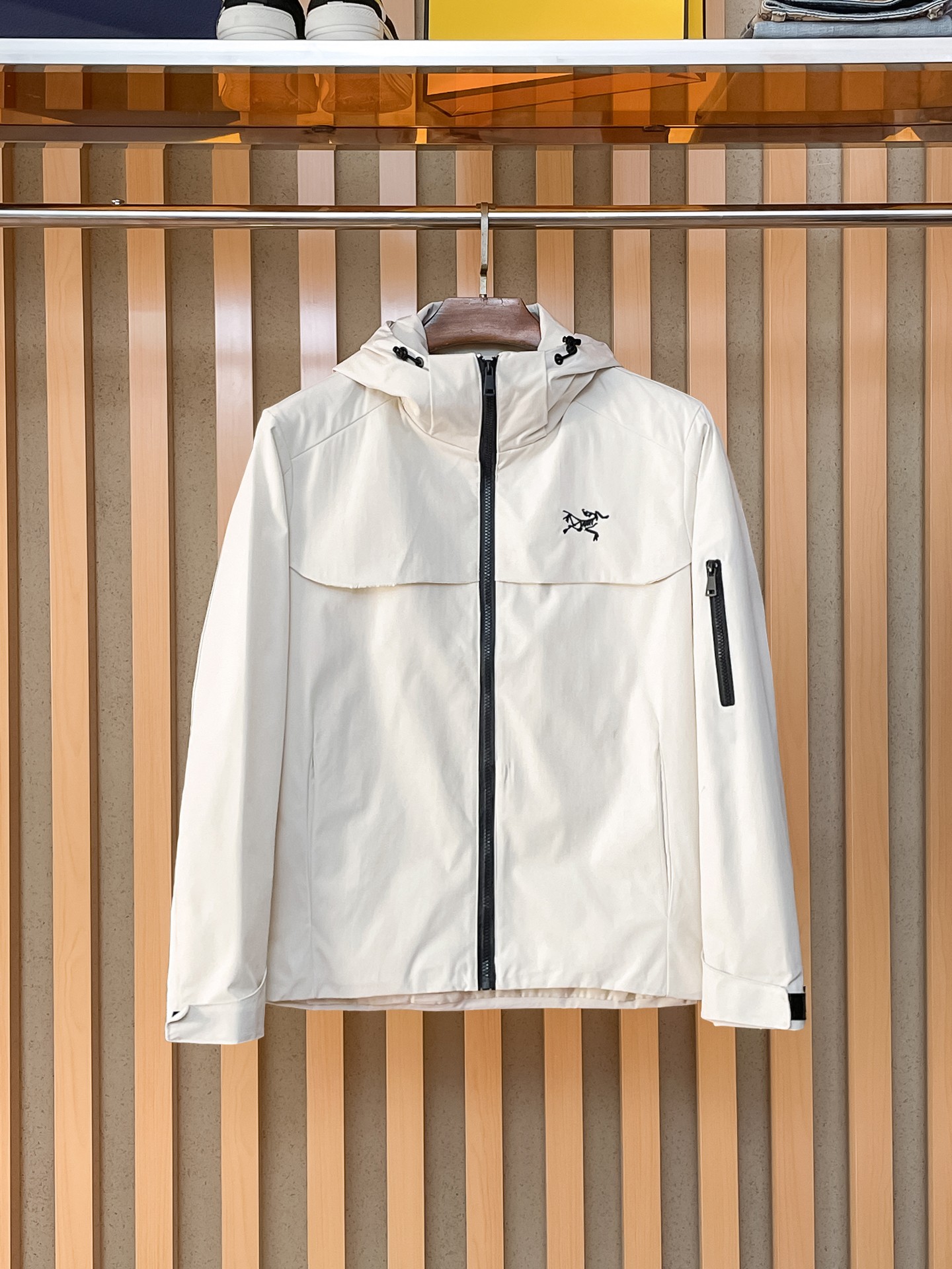NO:869439,Same style as Arc'teryx official website, complete with three labels, on sale in advance. 2026ss new spring men's jackets, high-end version with complete three labels of the original order. Custom-made fabrics at the counter. Highly breathable and comfortable, impeccable details, brand element design concept, reflecting high quality. Delicate and soft feel. Casual tailoring, excellent upper body shape. Size M~3XL, maximum wearing capacity is 195 catties. arc'teryx, jackets & coats, jackets & coats,19860909始祖鸟官网同款,三标齐全,提前发售 2026ss开春新款男士夹克外套,原单三标齐全高端版本 专柜定制面料 透气舒适度高,细节无可挑剔,品牌元素设计理念,体现高品质.手感细腻柔软 呈现休闲裁剪,上身版型超赞 码数M～3XL,最大穿195斤,arc'teryx,jackets & coats,jackets & coats,,Men's clothing